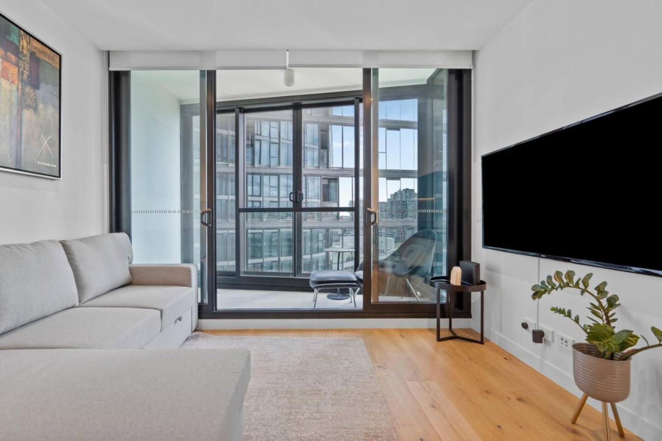 Apartment Style Infinity Pool Gym Chic 1 Bedroom Brisbane