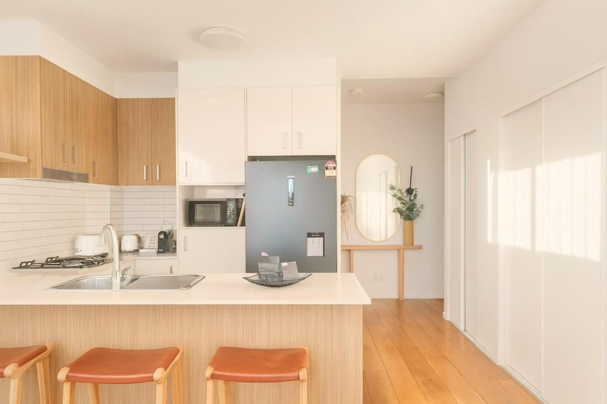 Apartment Views, Modern 2br, Balcony & Pool