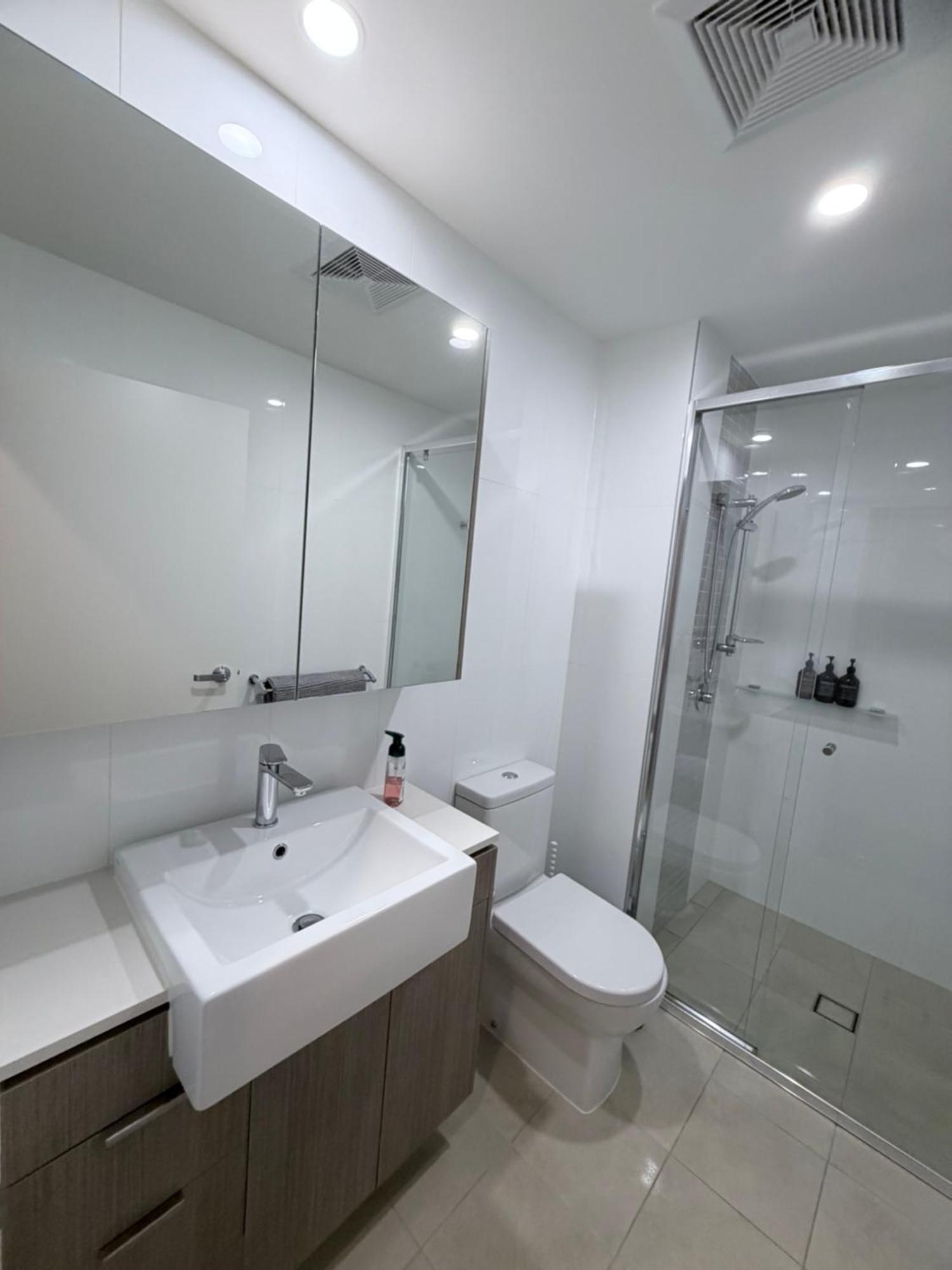 24 Bromley St Private In A Luxurious Shared Apartment