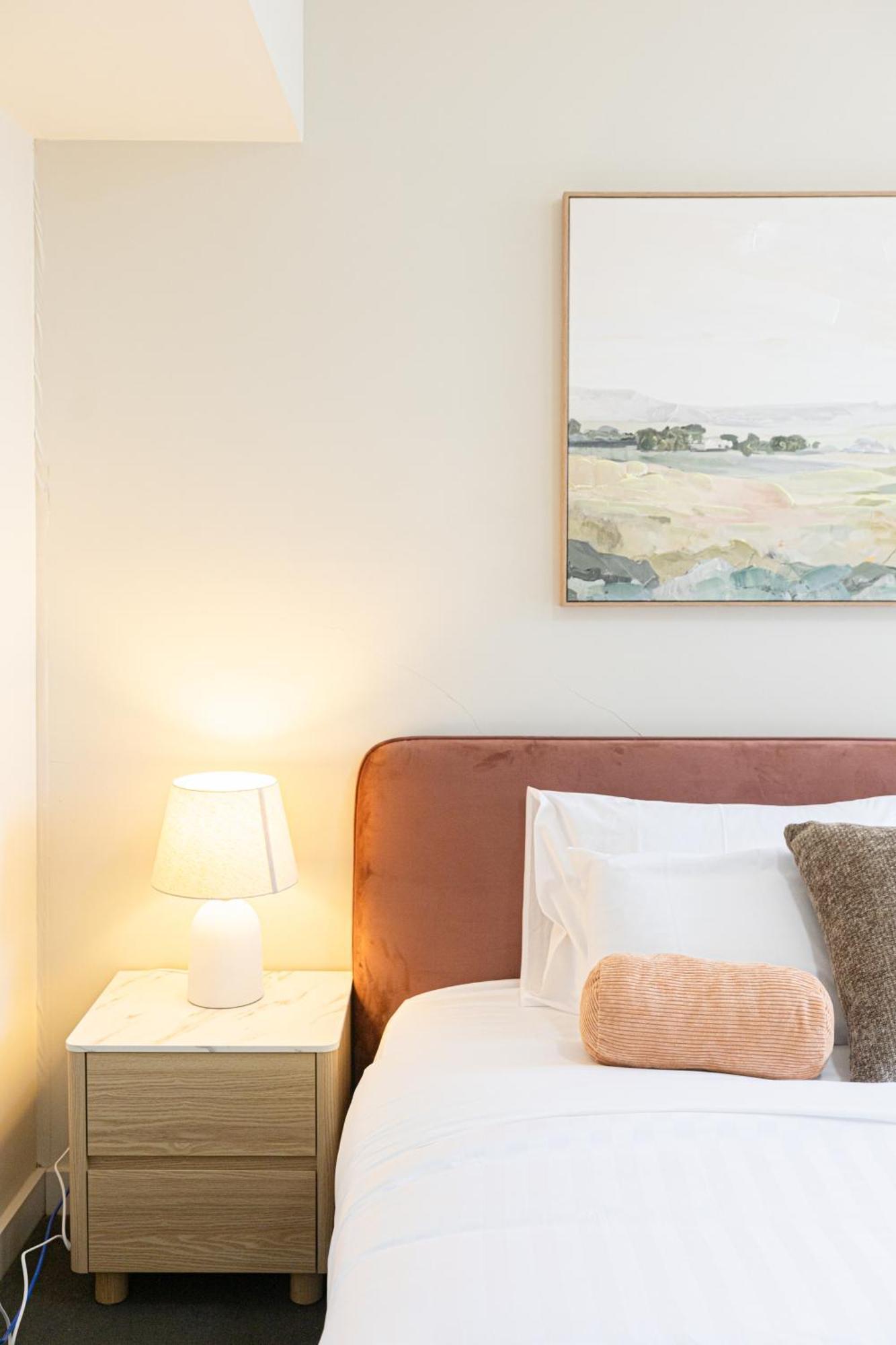 Oaks Gorgeous 2br With Pool, Parking, Gym Apartment *