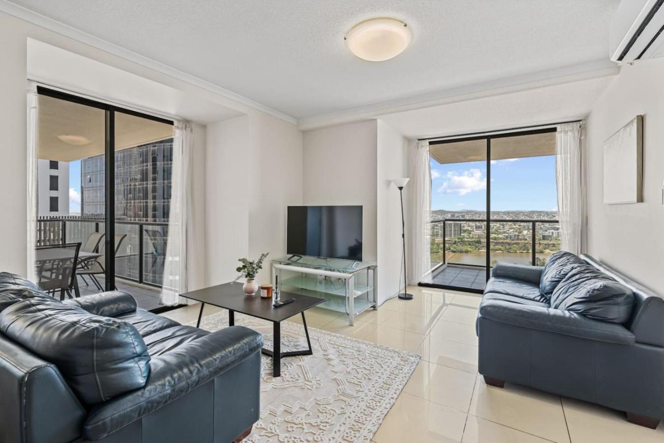 Luxury High Rise 2br In Cbd *