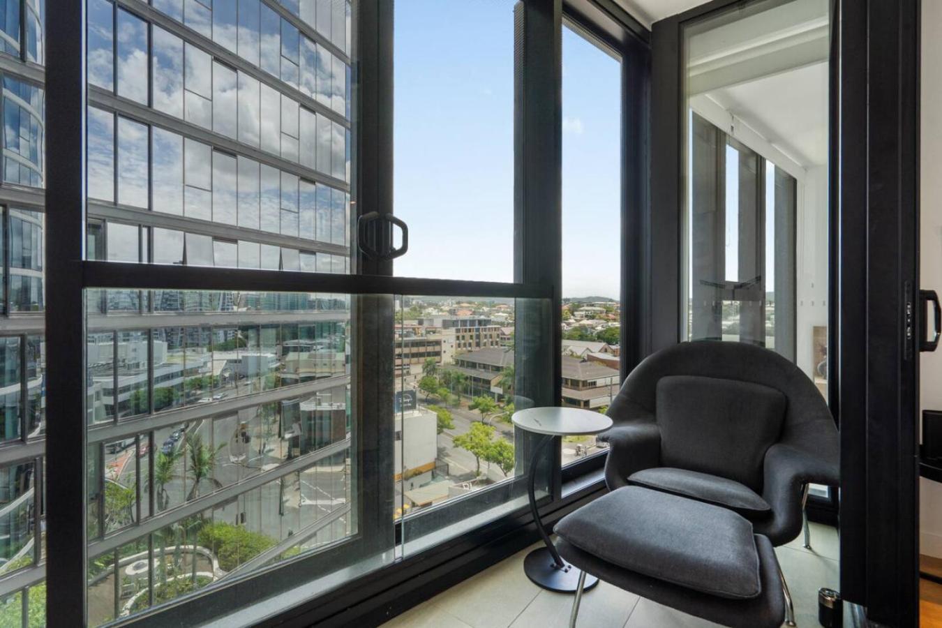 Apartment Style Infinity Pool Gym Chic 1 Bedroom