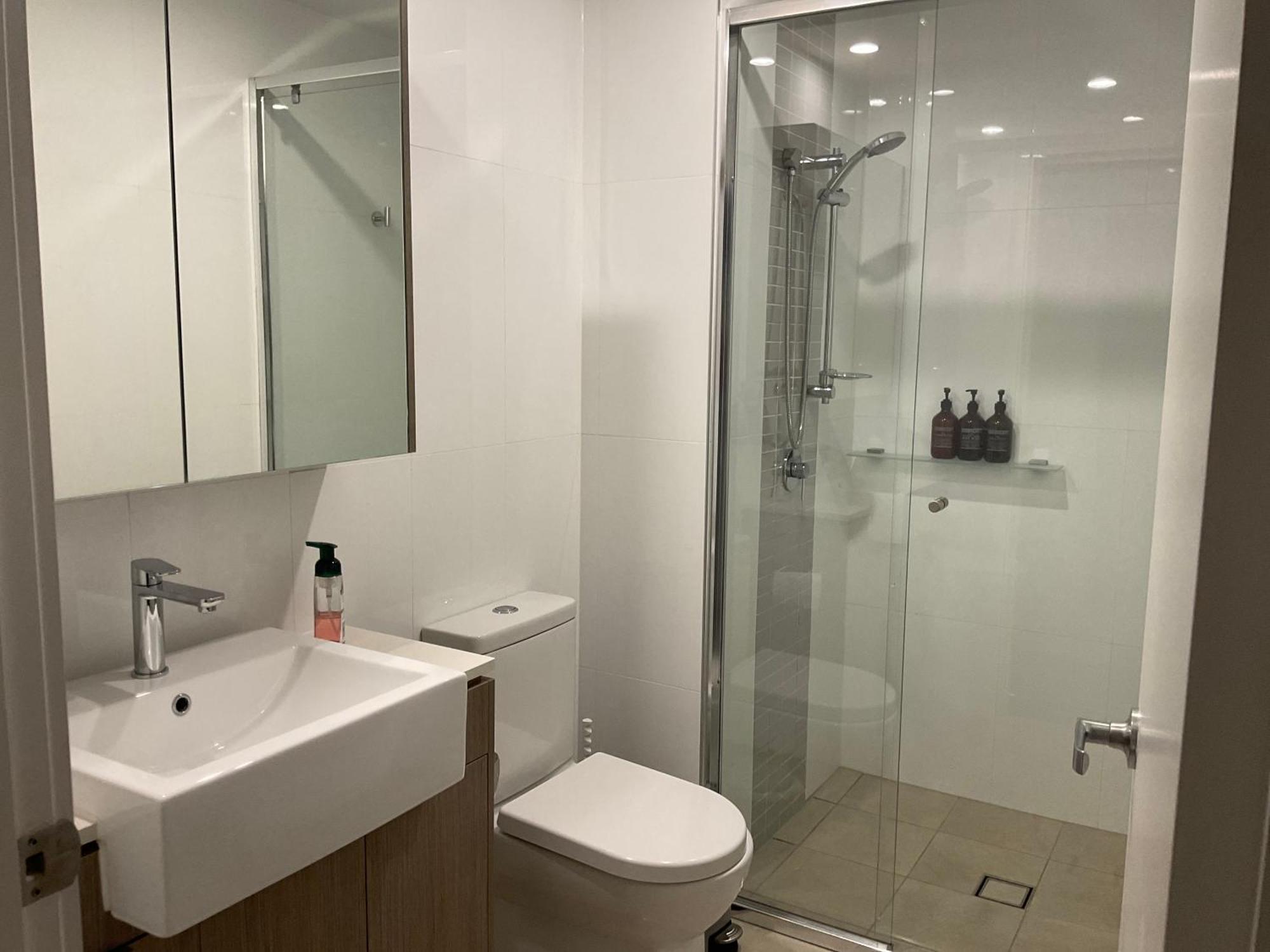 24 Bromley St Private In A Luxurious Shared