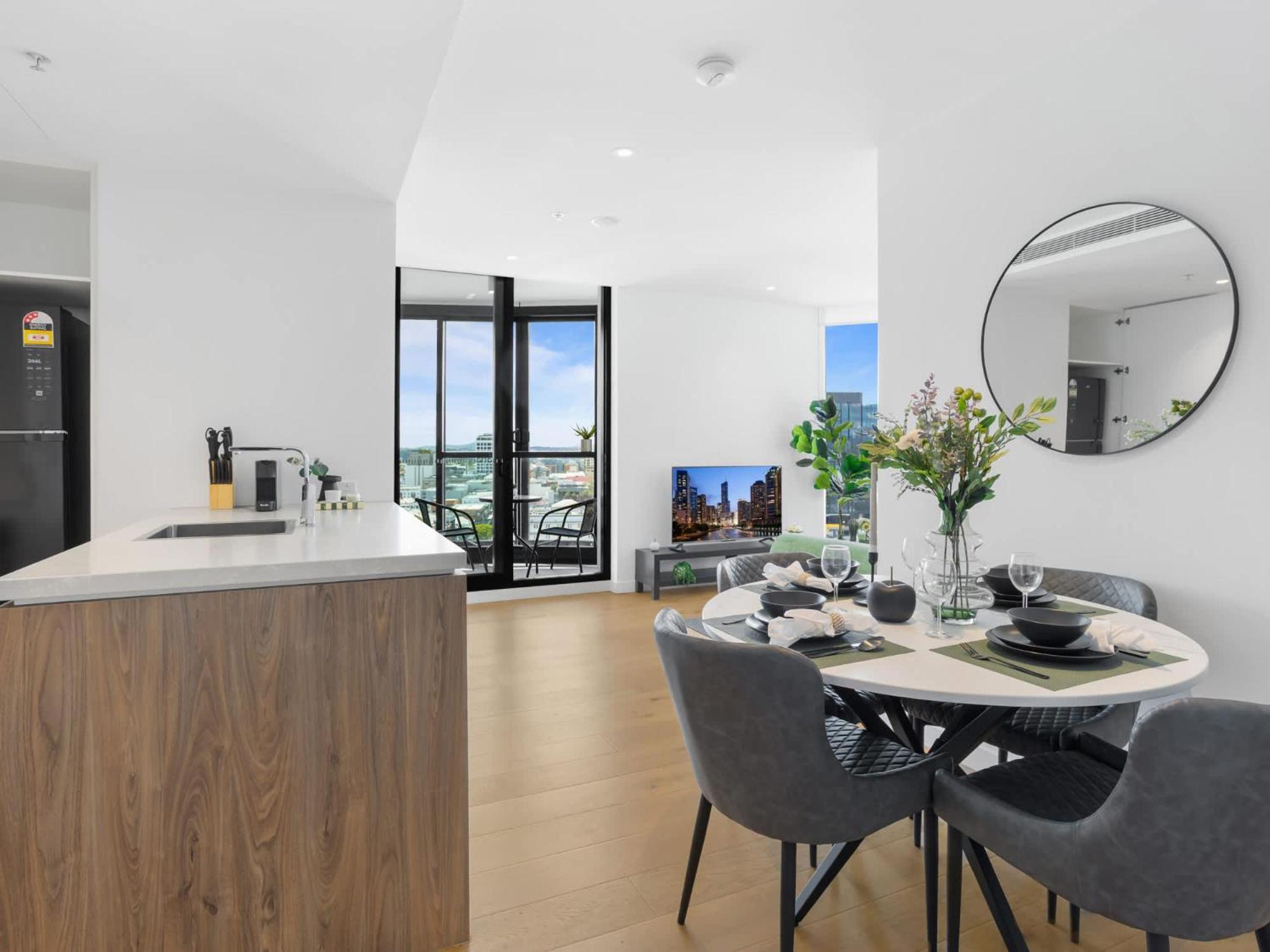 Apartment Valley Getaway - Rooftop Pool - Parking - Sleeps 6 Brisbane