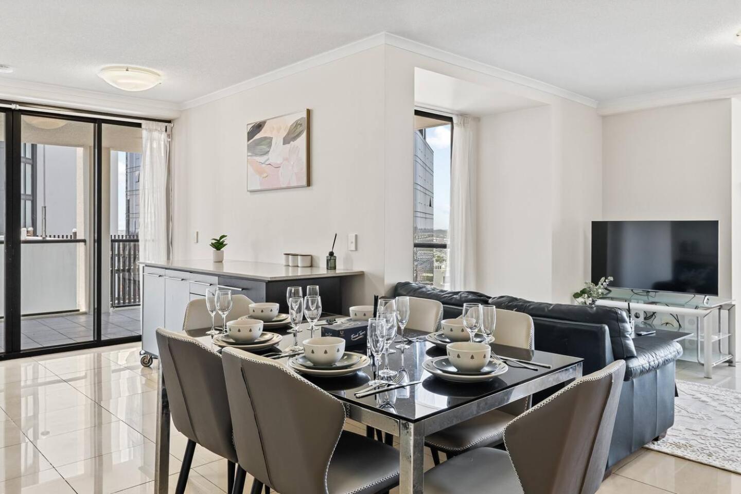 Luxury High Rise 2br In Cbd Apartment