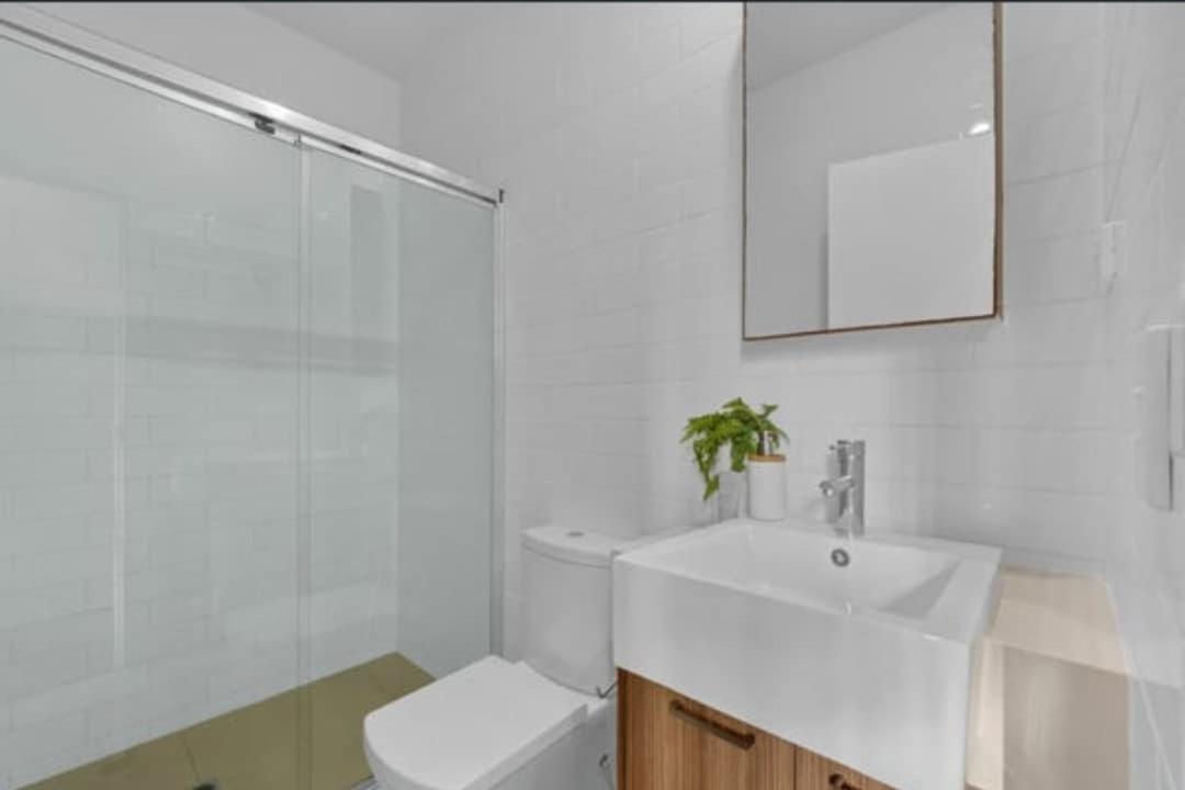 Views, Modern 2br, Balcony & Pool *