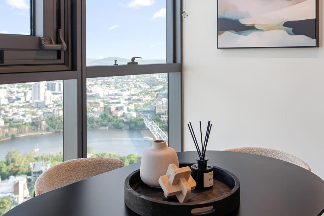 Stylish 1br Retreat With Stunning High-rise Views *