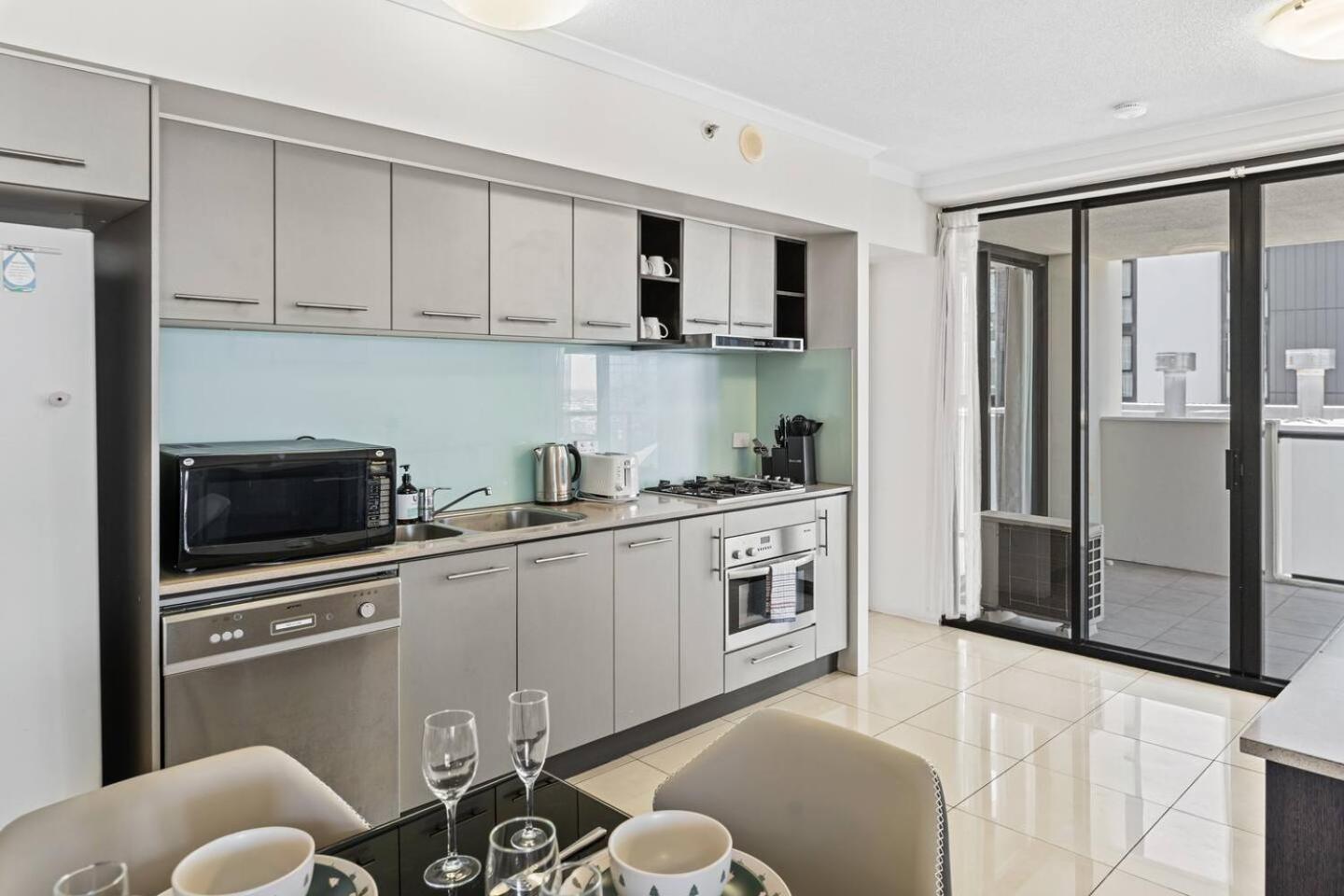 Luxury High Rise 2br In Cbd Apartment *