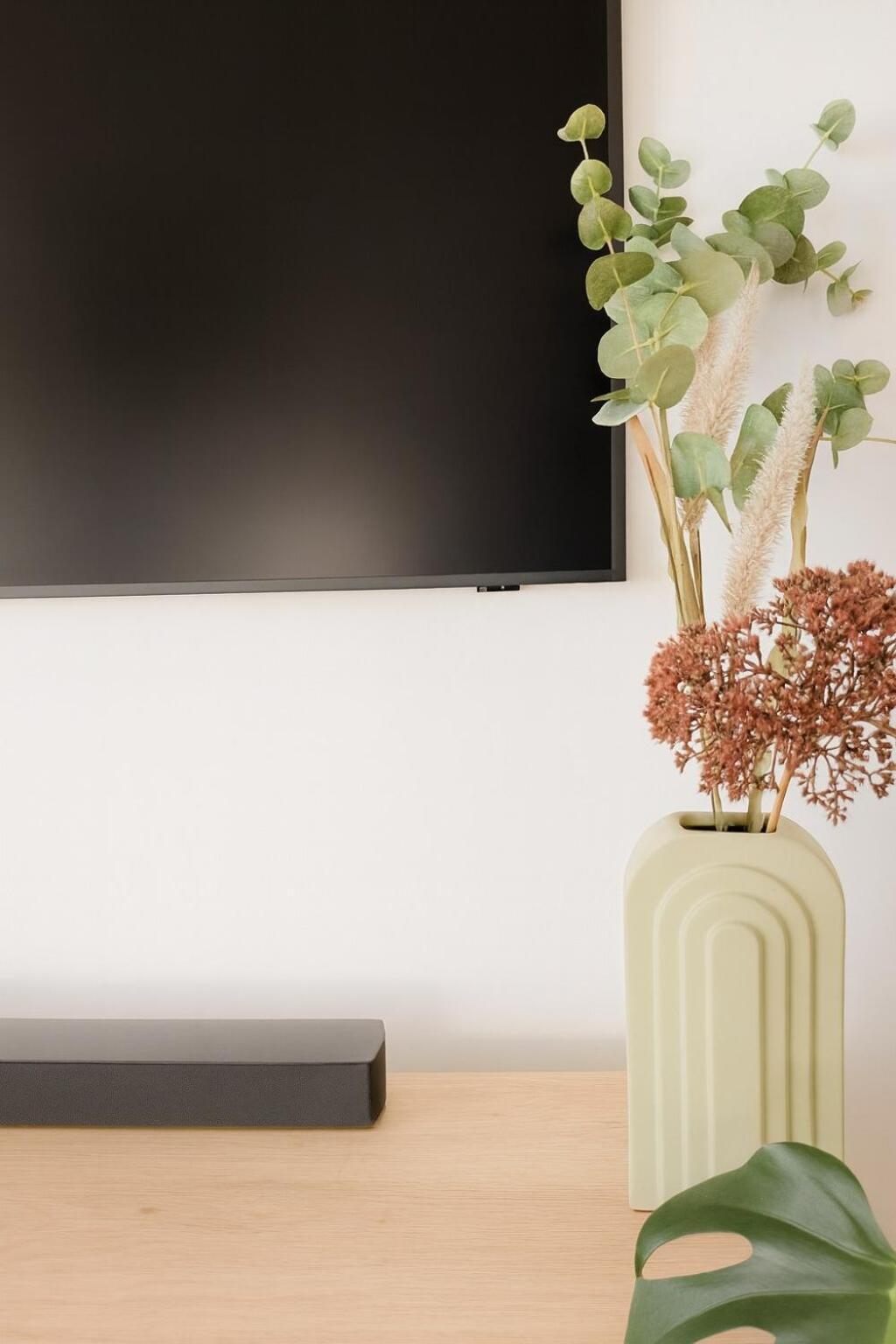 Views, Modern 2br, Balcony & Pool Brisbane