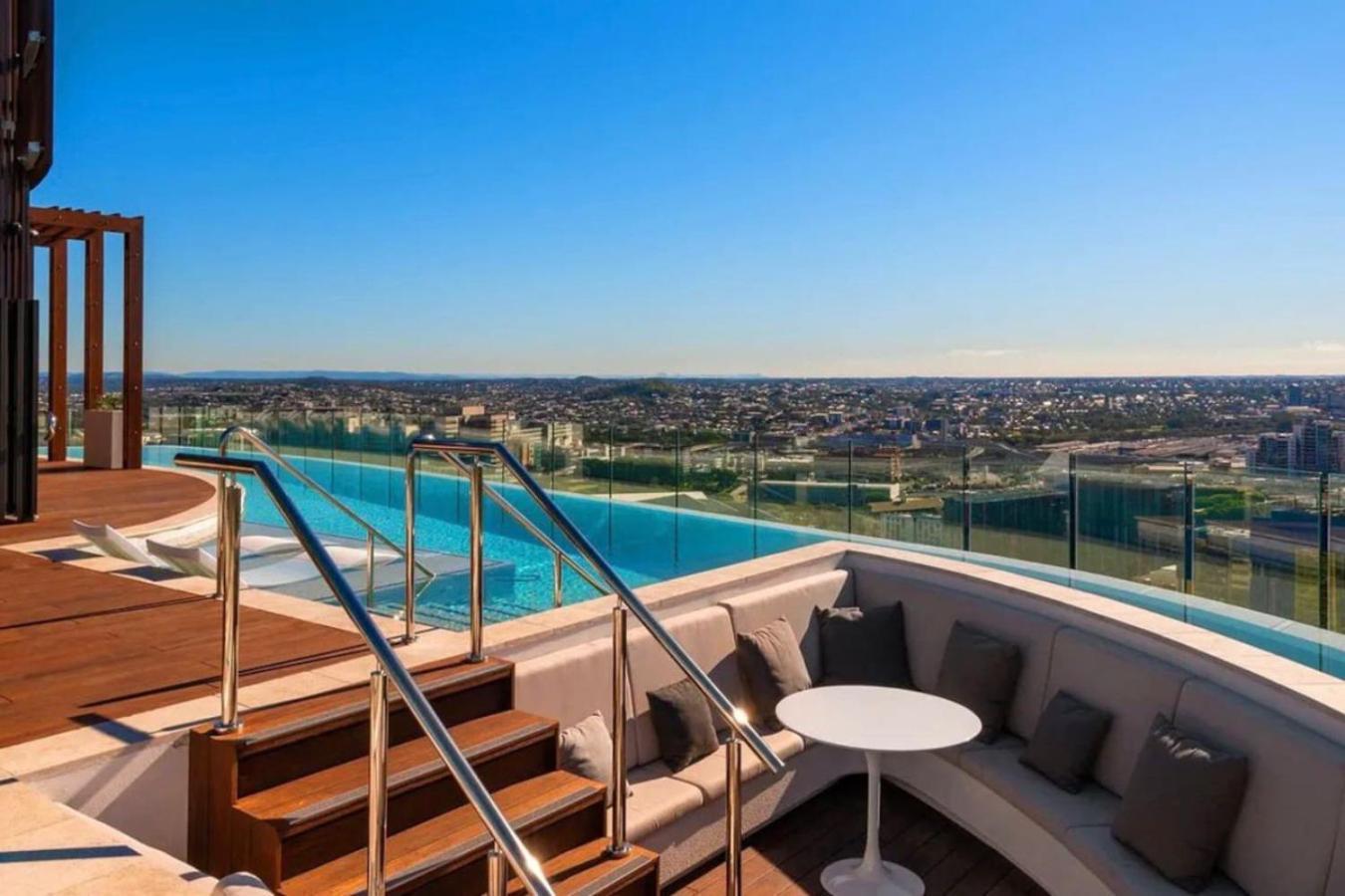 Apartment Style Infinity Pool Gym Chic 1 Bedroom