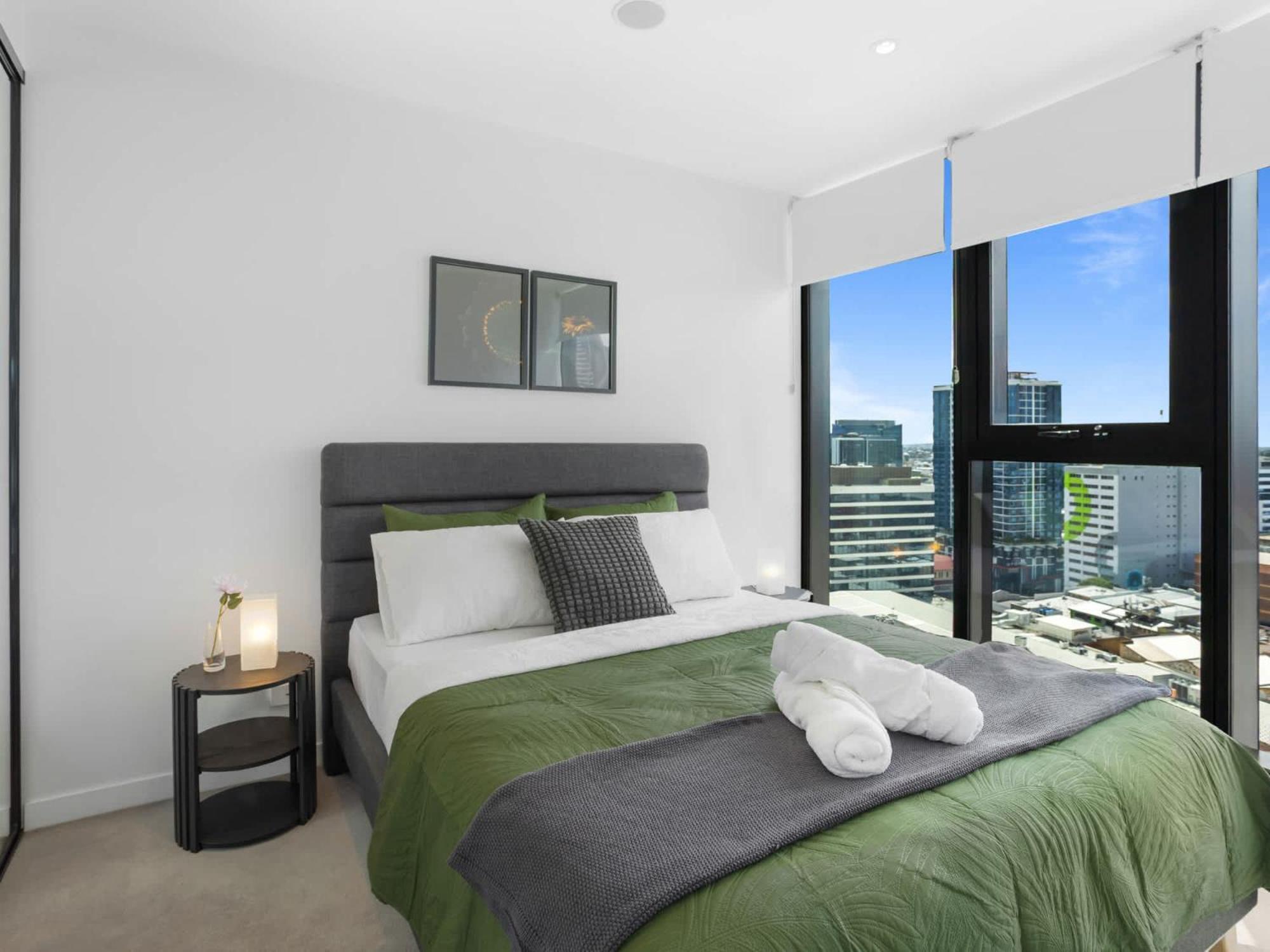 Apartment Valley Getaway - Rooftop Pool - Parking - Sleeps 6 *