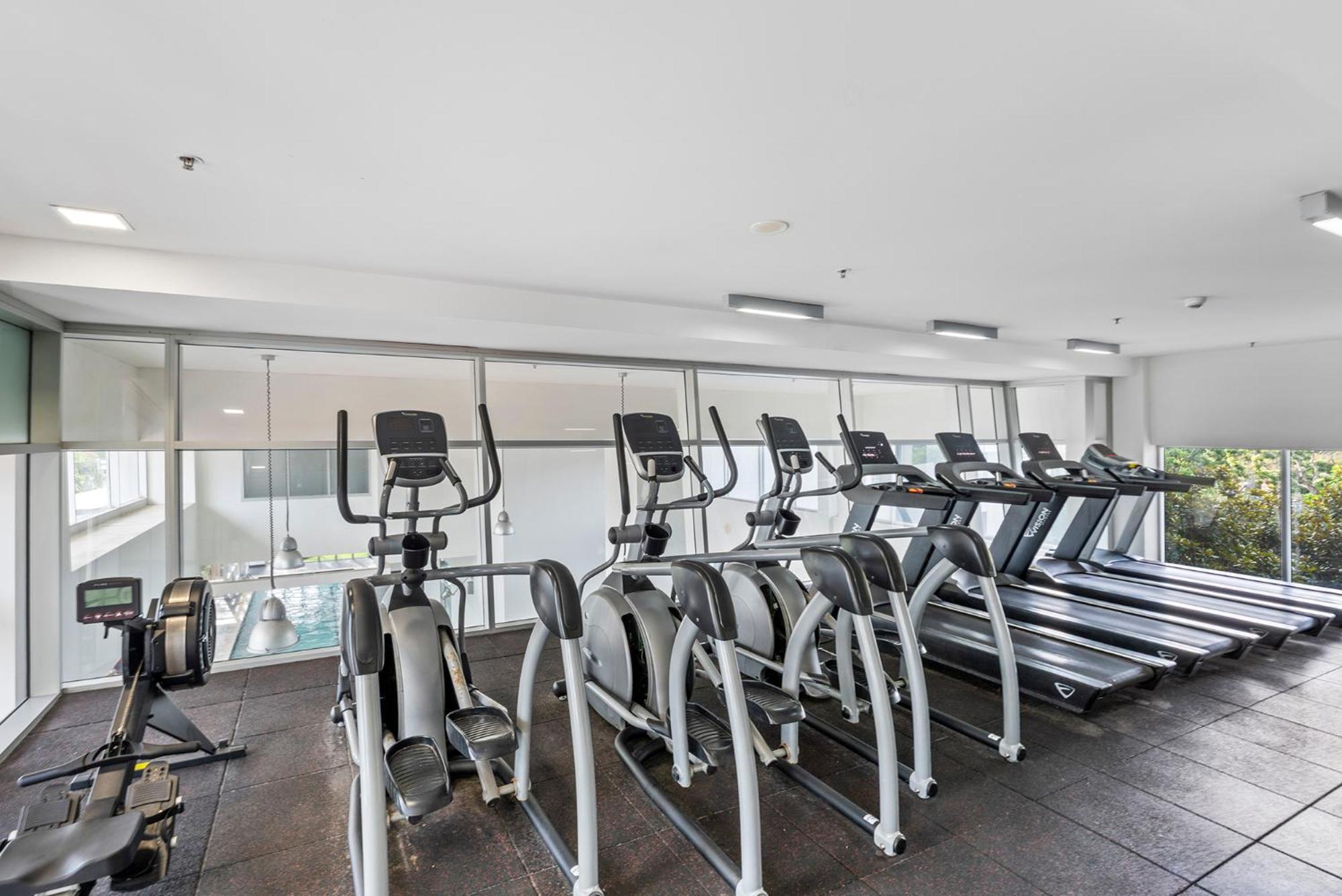 Stylish Parklands & Retreat - Stunning Views, Gym, Pool, Private Carpark, Walk To Suncorp Stadium *