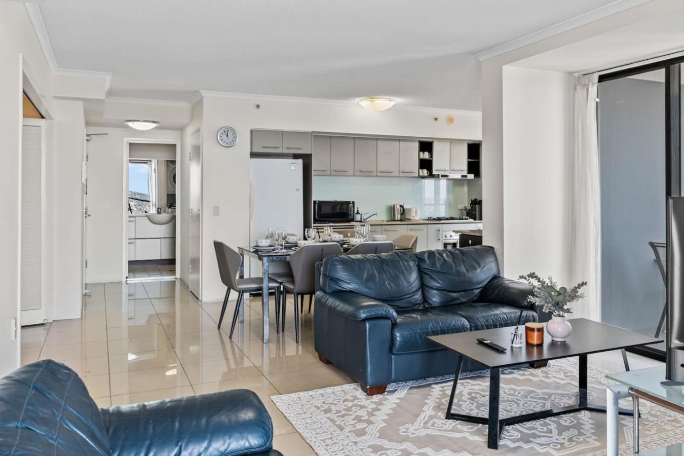 Apartment Luxury High Rise 2br In Cbd