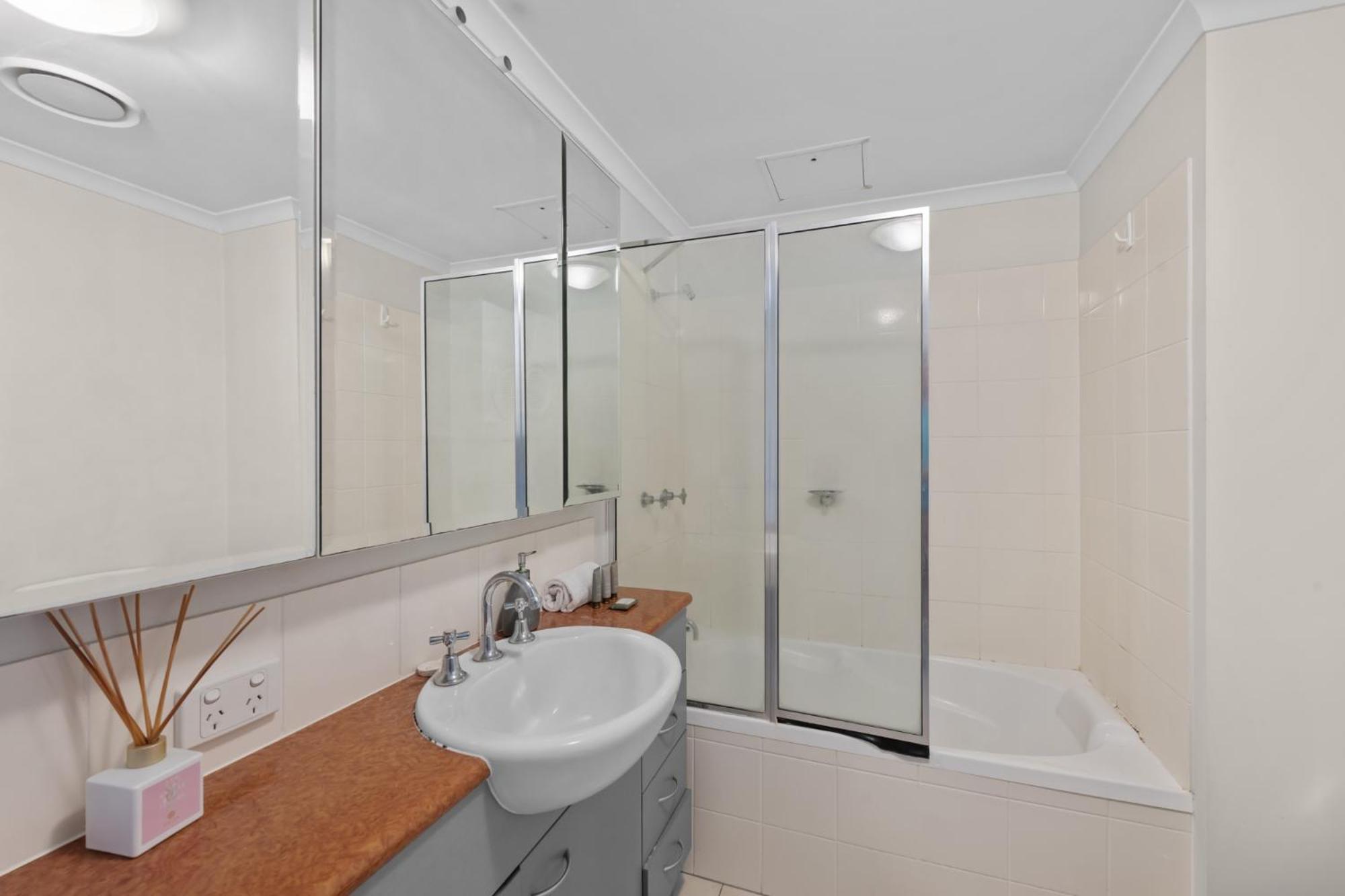 Modern 1-bed In Spring Hill Apartment