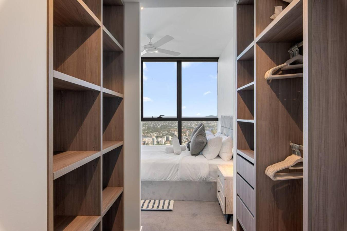 Stylish 1br Retreat With Stunning High-rise Views Apartment