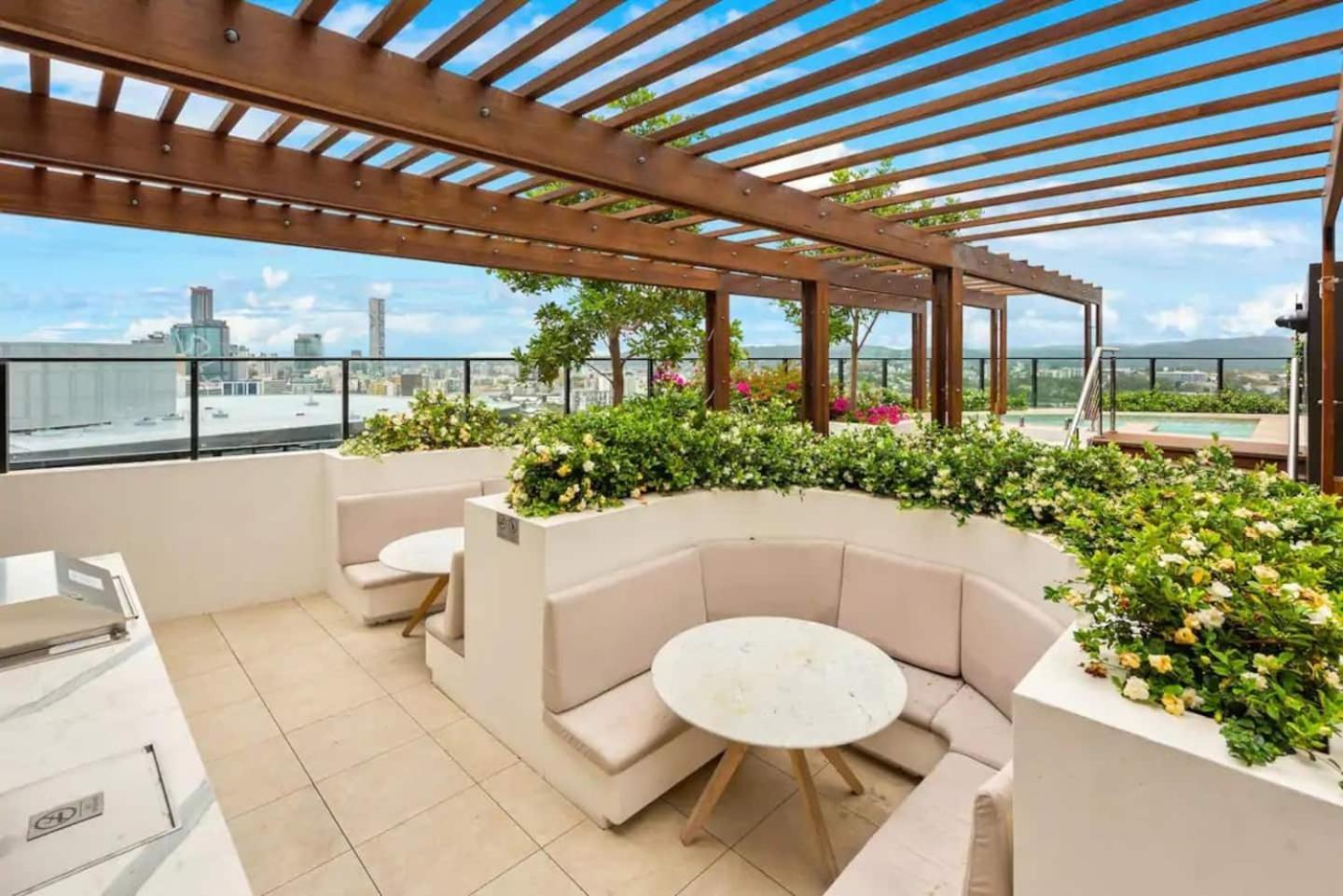 Valley Getaway - Rooftop Pool - Parking - Sleeps 6 Apartment Brisbane