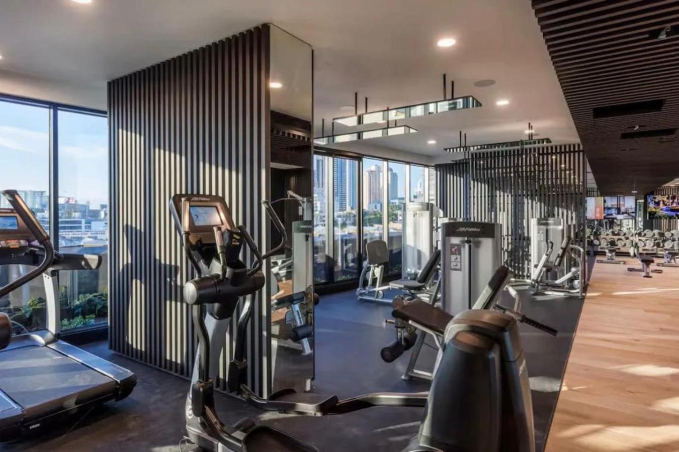 Apartment Style Infinity Pool Gym Chic 1 Bedroom *