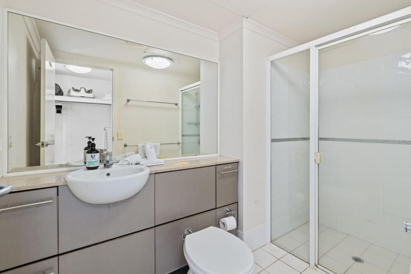 Luxury High Rise 2br In Cbd