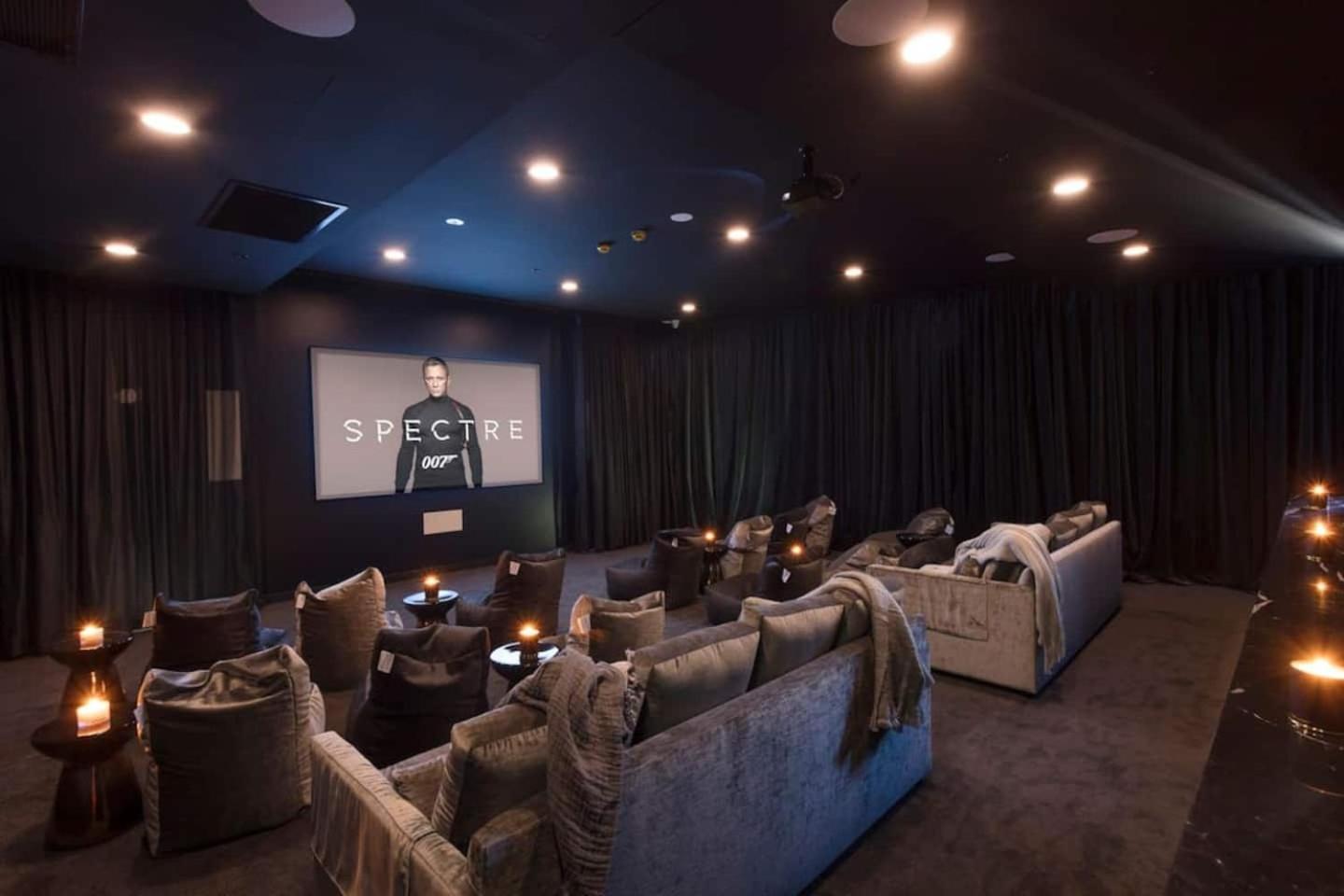 Valley Getaway - Rooftop Pool - Parking - Sleeps 6 Apartment Brisbane