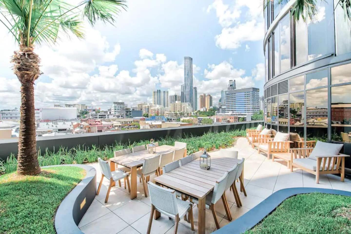 Valley Getaway - Rooftop Pool - Parking - Sleeps 6 Apartment *