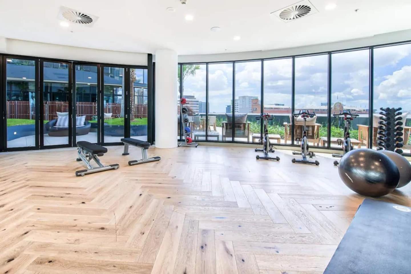 Apartment Valley Getaway - Rooftop Pool - Parking - Sleeps 6 Brisbane