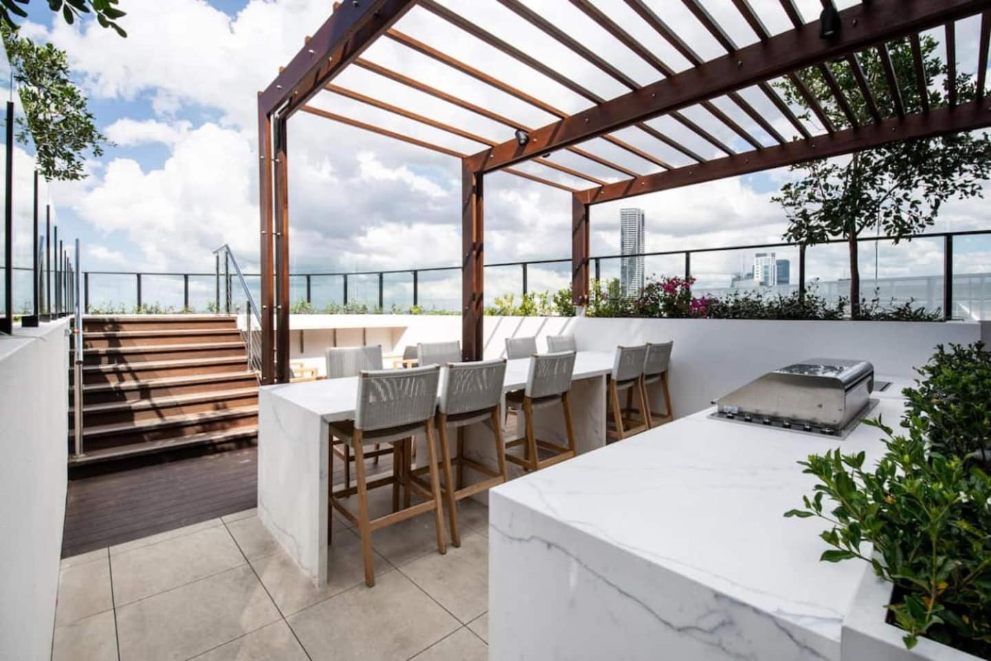 Valley Getaway - Rooftop Pool - Parking - Sleeps 6 Apartment