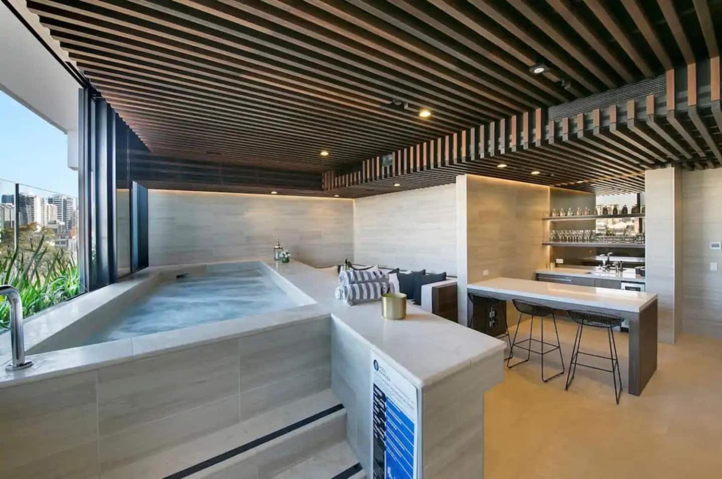 Apartment Valley Getaway - Rooftop Pool - Parking - Sleeps 6 Brisbane