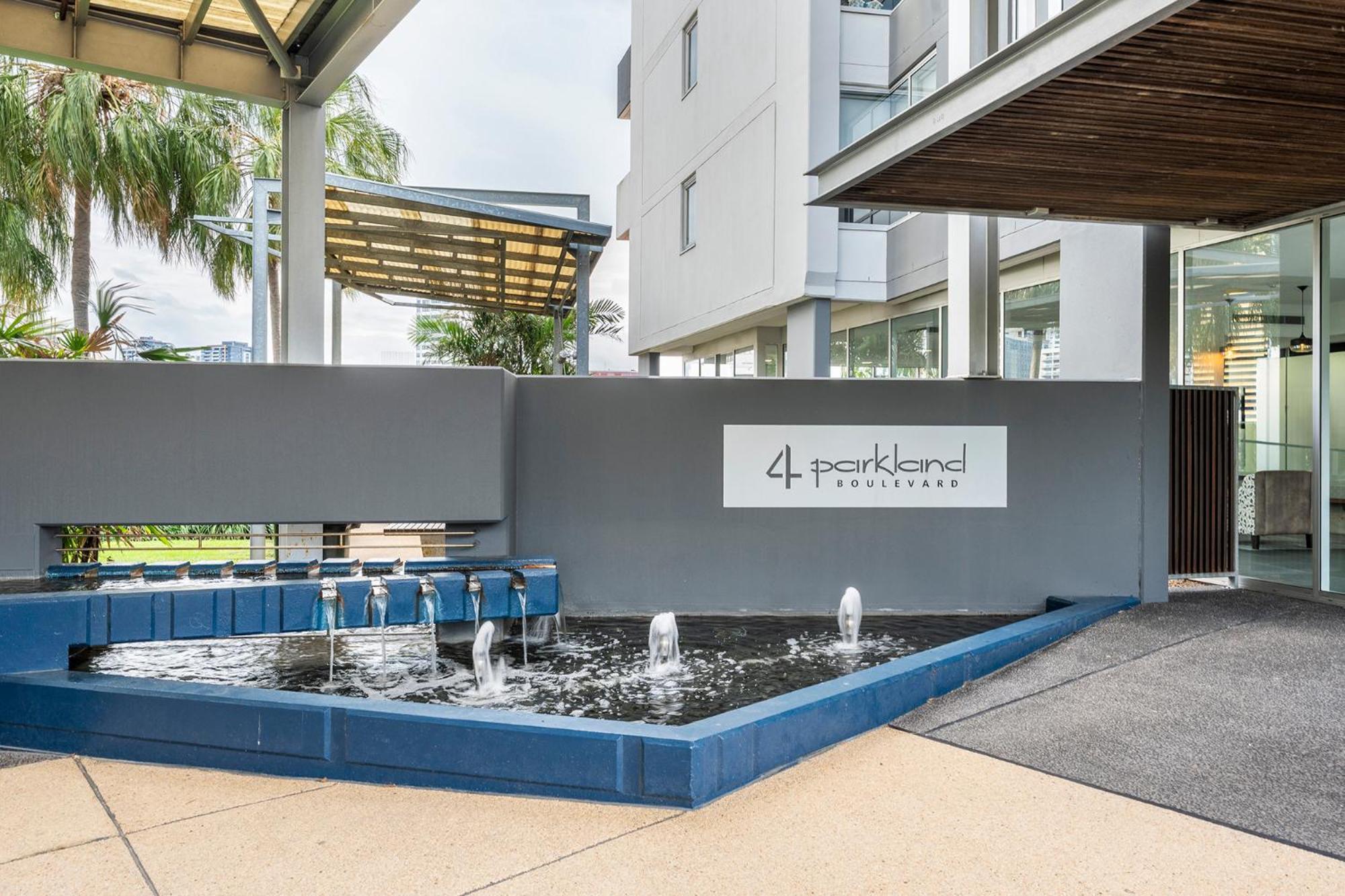 Apartment Stylish Parklands & Retreat - Stunning Views, Gym, Pool, Private Carpark, Walk To Suncorp Stadium *