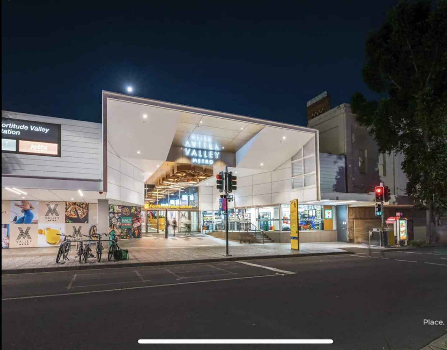 Valley Getaway - Rooftop Pool - Parking - Sleeps 6 Apartment