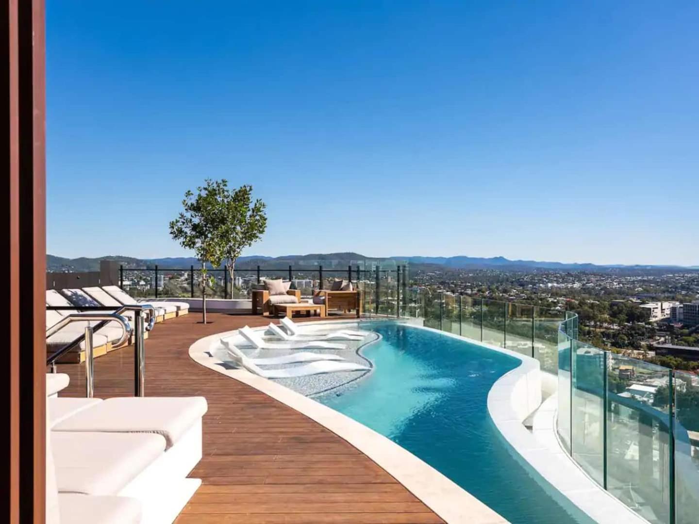 Apartment Valley Getaway - Rooftop Pool - Parking - Sleeps 6 Brisbane