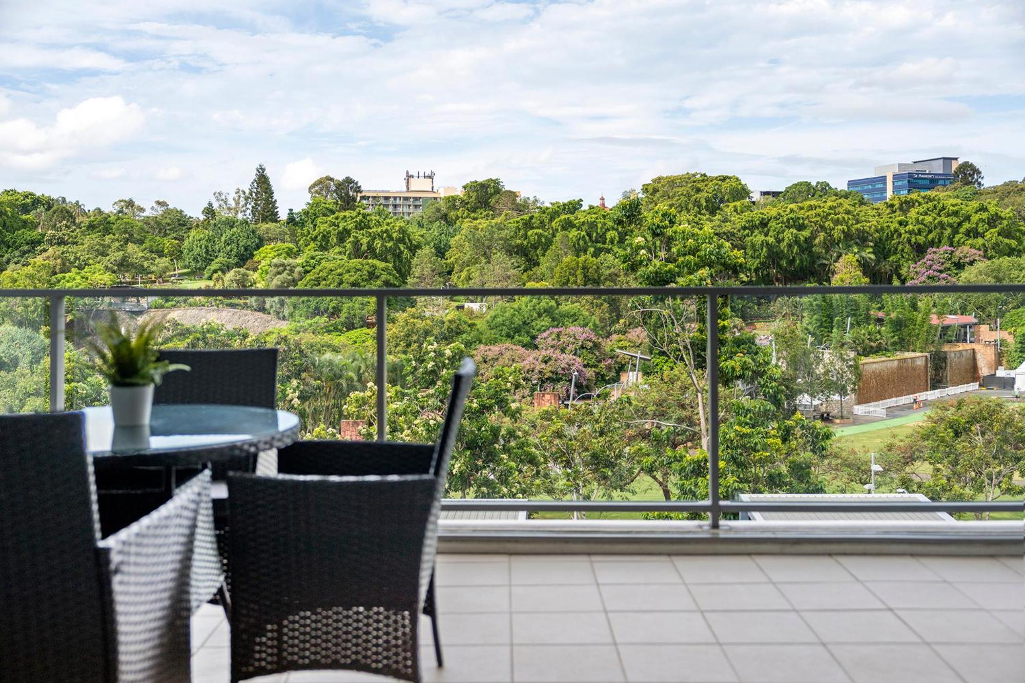 Stylish Parklands & Retreat - Stunning Views, Gym, Pool, Private Carpark, Walk To Suncorp Stadium Apartment