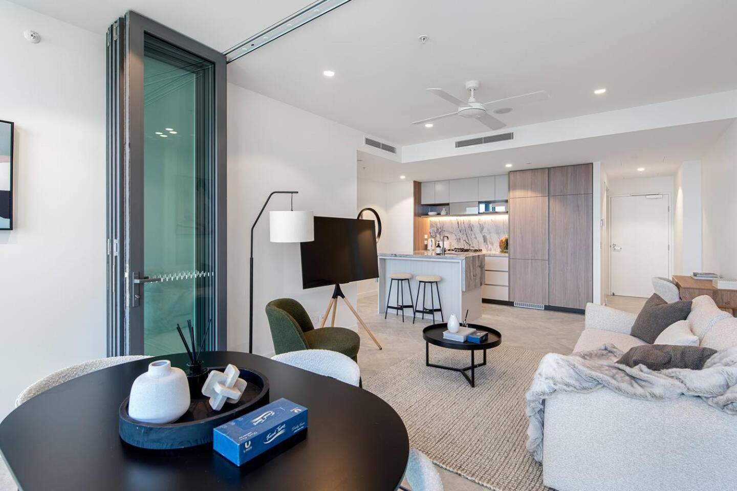 Apartment Stylish 1br Retreat With Stunning High-rise Views *