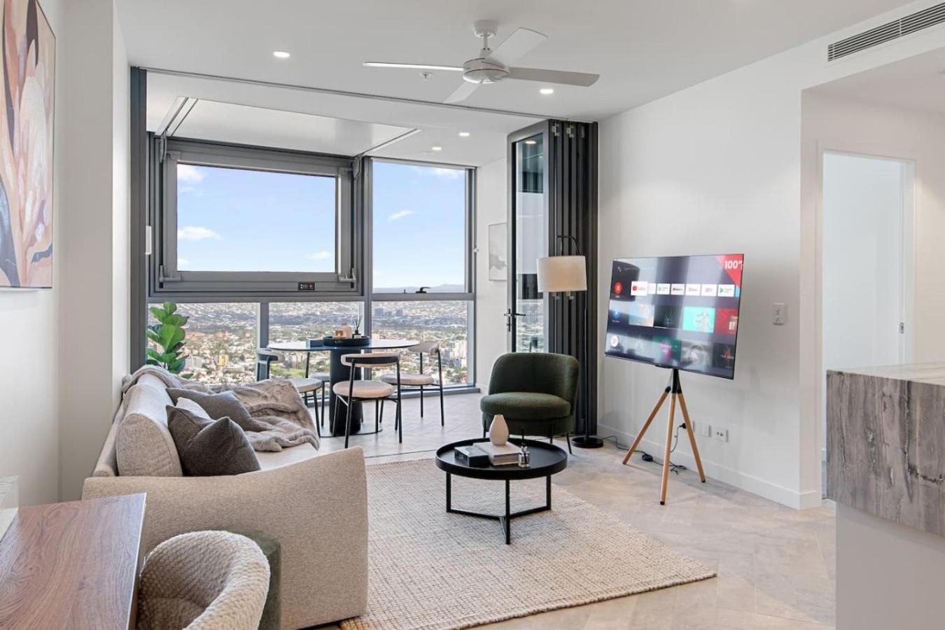 Stylish 1br Retreat With Stunning High-rise Views Apartment