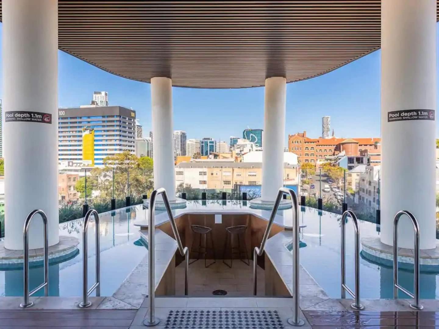 Apartment Valley Getaway - Rooftop Pool - Parking - Sleeps 6 Brisbane