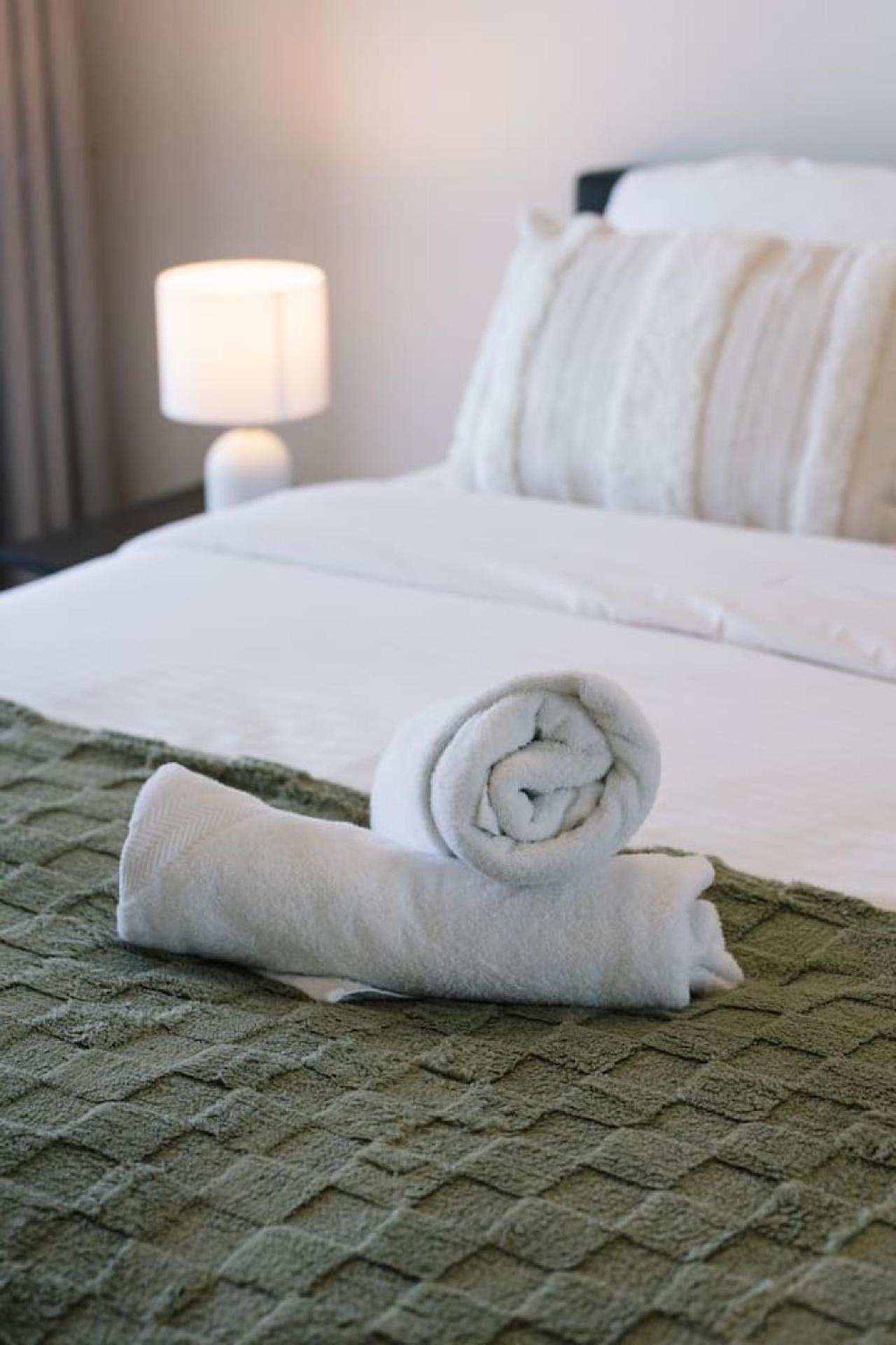 Luxury High Rise 2br In Cbd