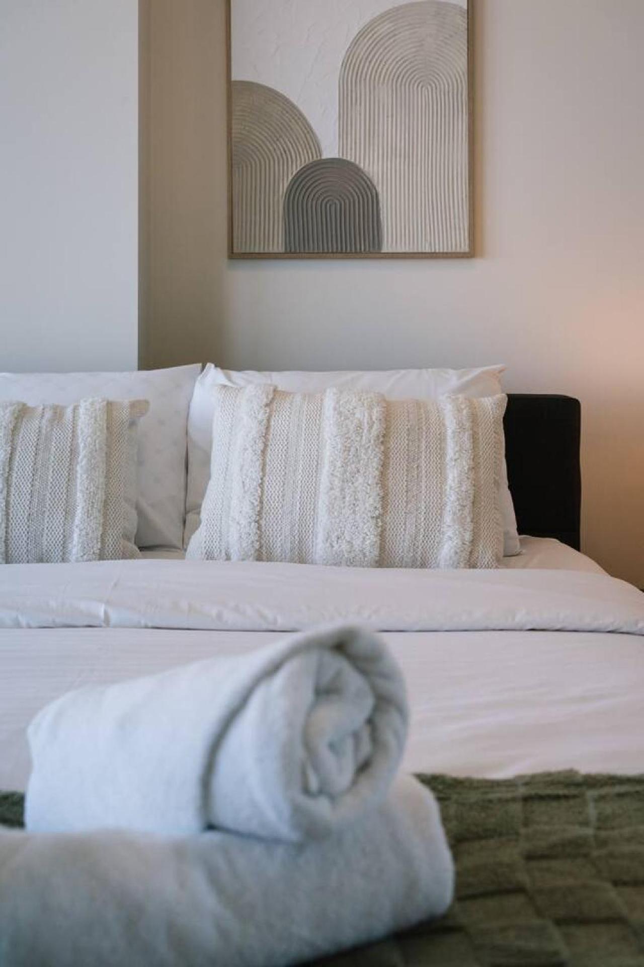 Luxury High Rise 2br In Cbd Apartment *