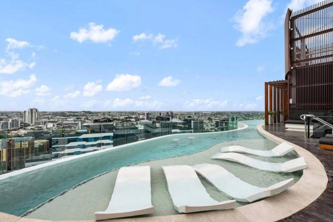 Style Infinity Pool Gym Chic 1 Bedroom Apartment