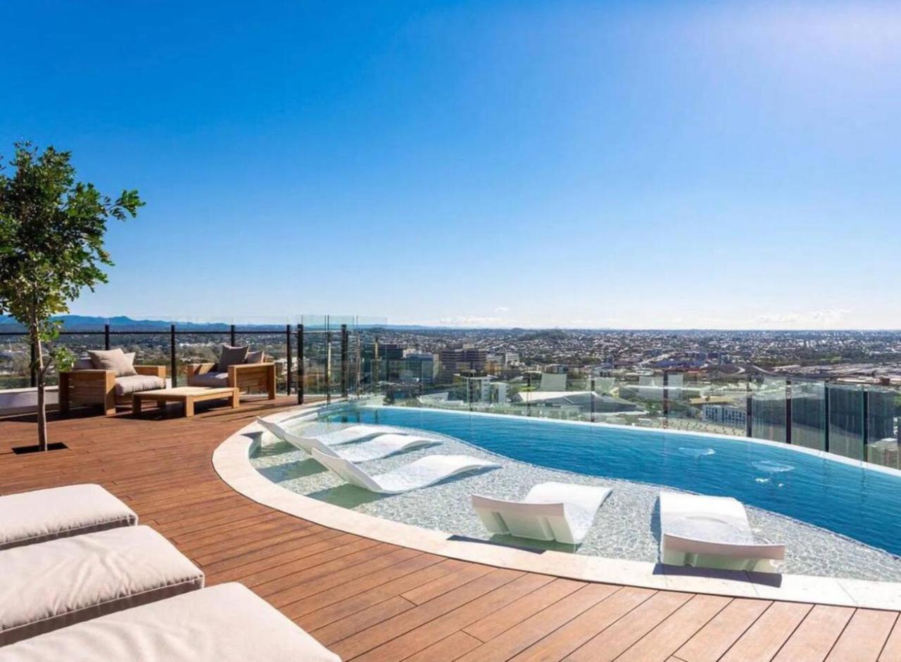 Style Infinity Pool Gym Chic 1 Bedroom Apartment