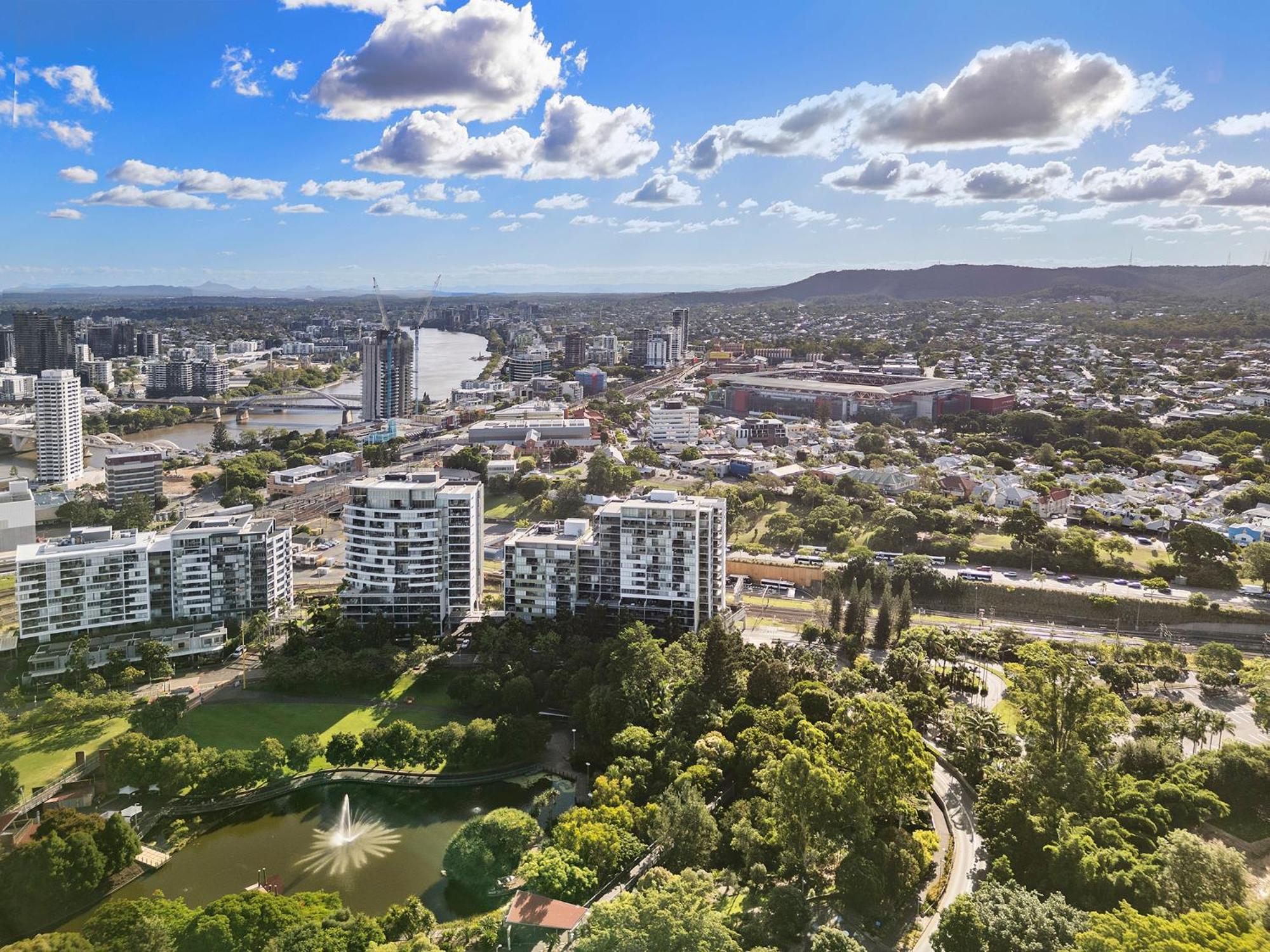 Apartment Stylish Parklands & Retreat - Stunning Views, Gym, Pool, Private Carpark, Walk To Suncorp Stadium *