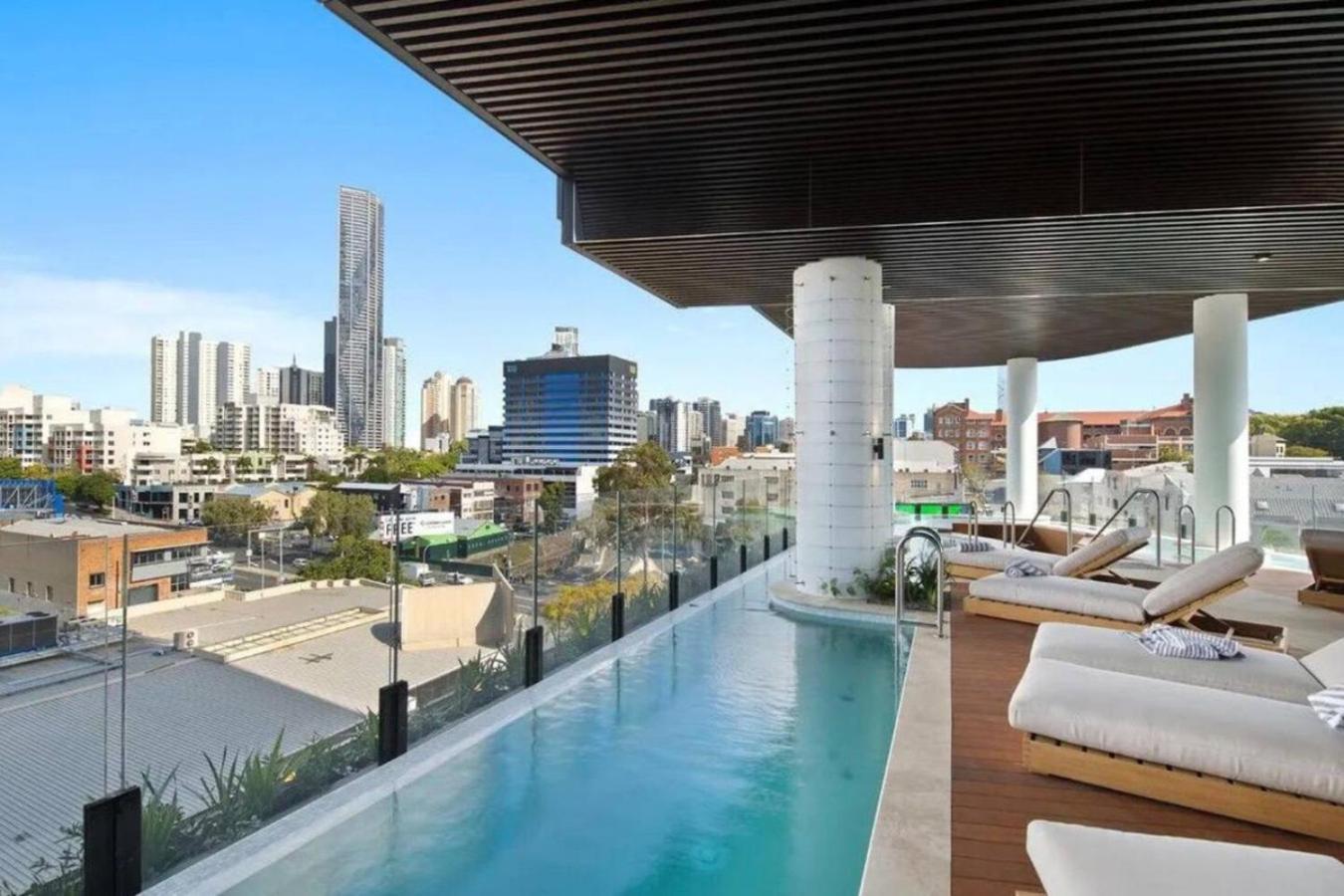 Style Infinity Pool Gym Chic 1 Bedroom Apartment Brisbane
