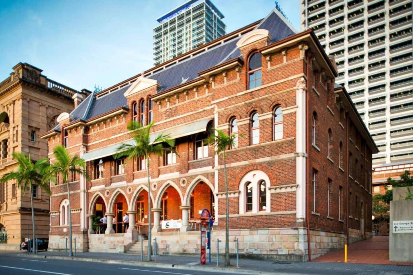 Luxury High Rise 2br In Cbd Apartment