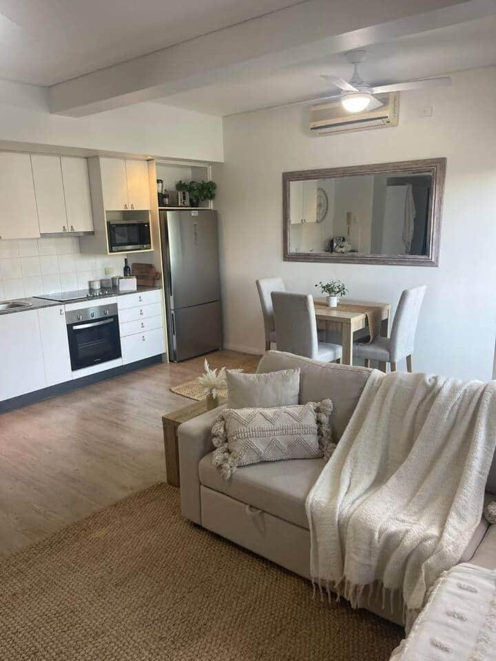 Inner Gem Next To St Andrews Hospital & Park Apartment *