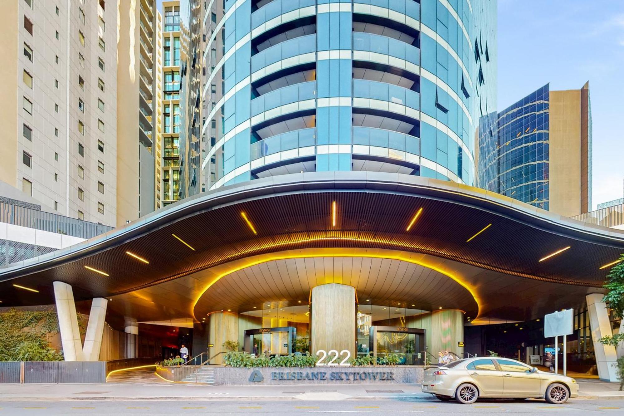 A Gallery In The Sky! Balcony, Pool And Parking At Skytower Level 33 Views In Brisbane! *