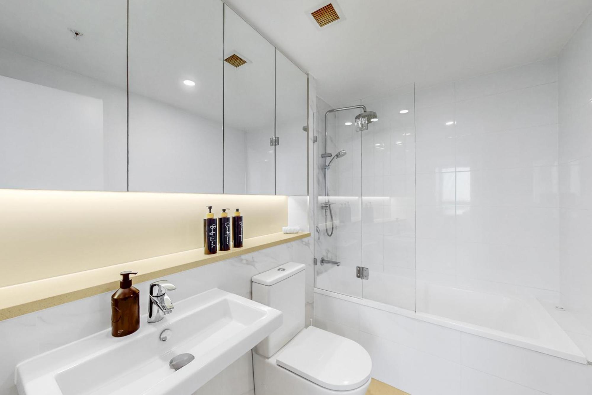 Apartment A Gallery In The Sky! Balcony, Pool And Parking At Skytower Level 33 Views In Brisbane!