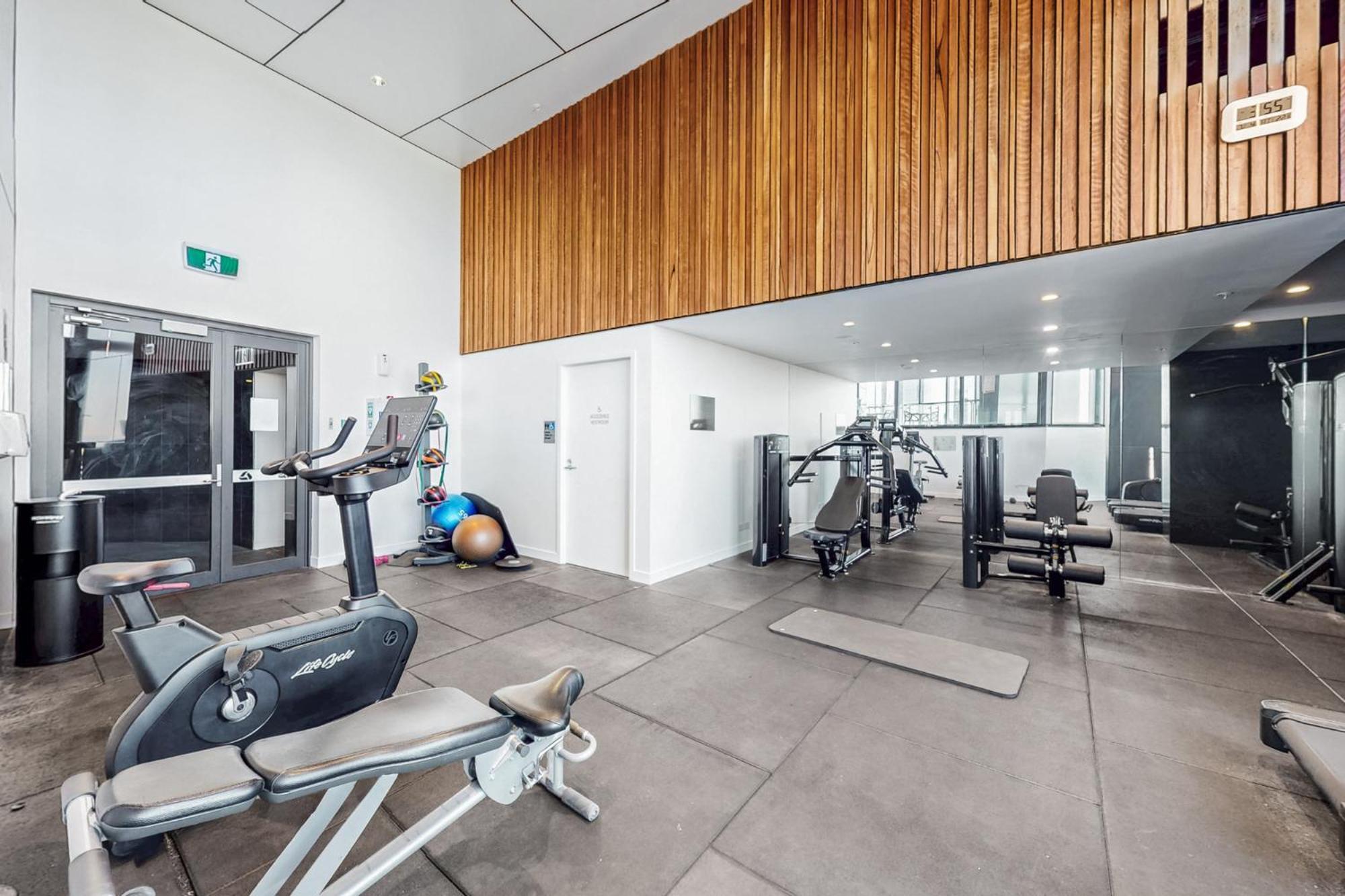 A Gallery In The Sky! Balcony, Pool And Parking At Skytower Level 33 Views In Brisbane! Apartment Brisbane