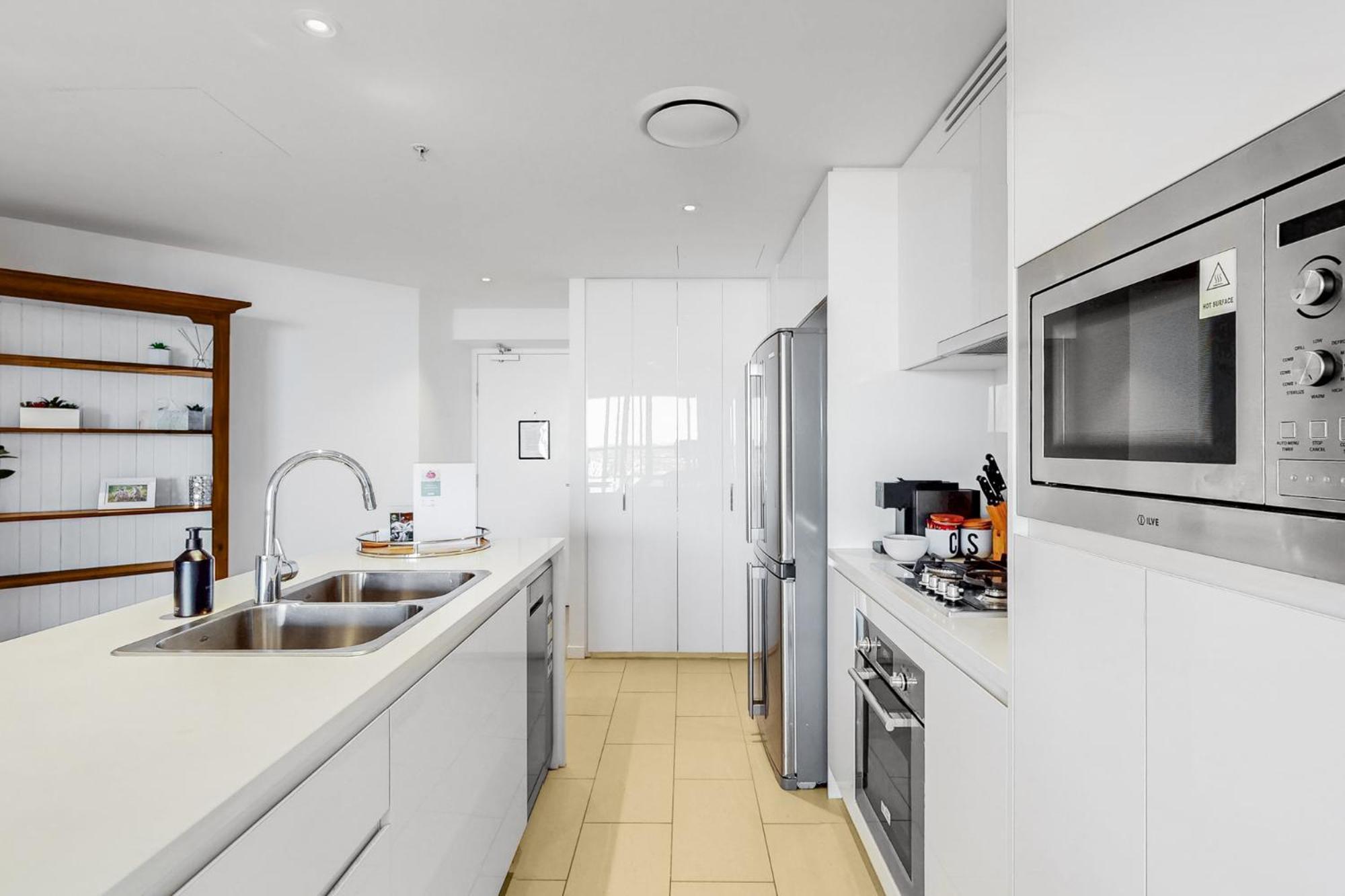 A Gallery In The Sky! Balcony, Pool And Parking At Skytower Level 33 Views In Brisbane!