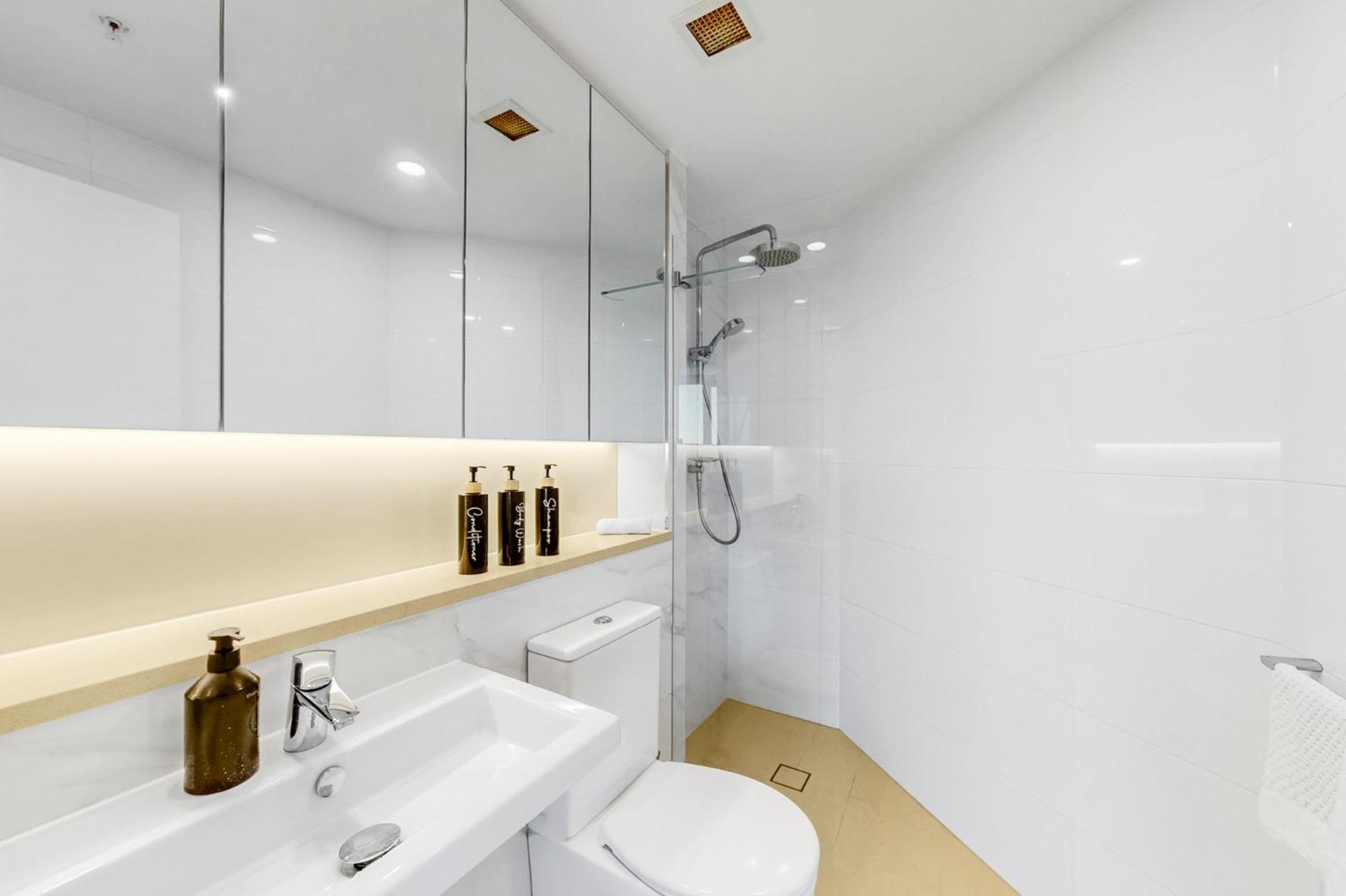 A Gallery In The Sky! Balcony, Pool And Parking At Skytower Level 33 Views In Brisbane! Brisbane