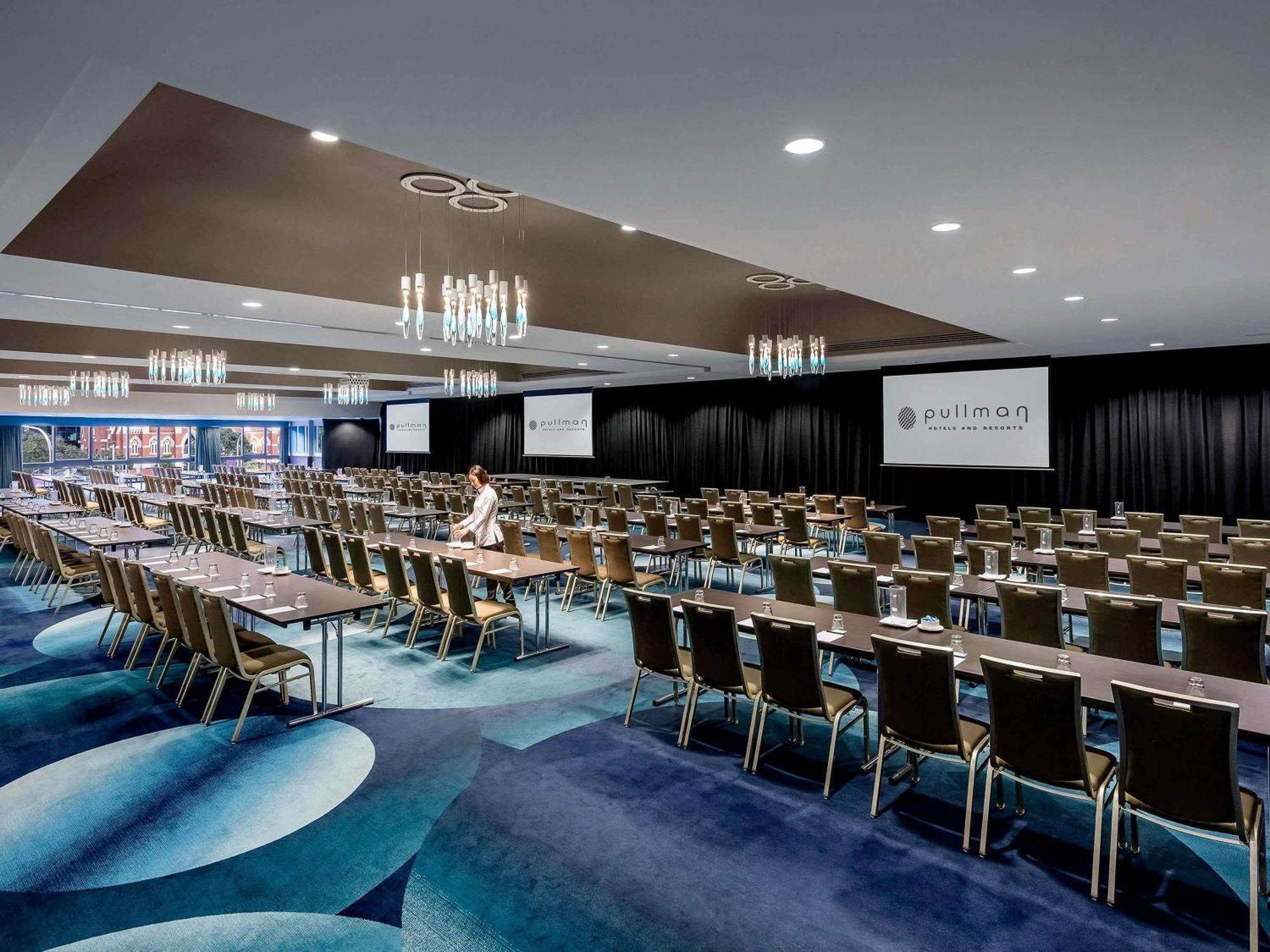 Pullman King George Square Hotel 5*