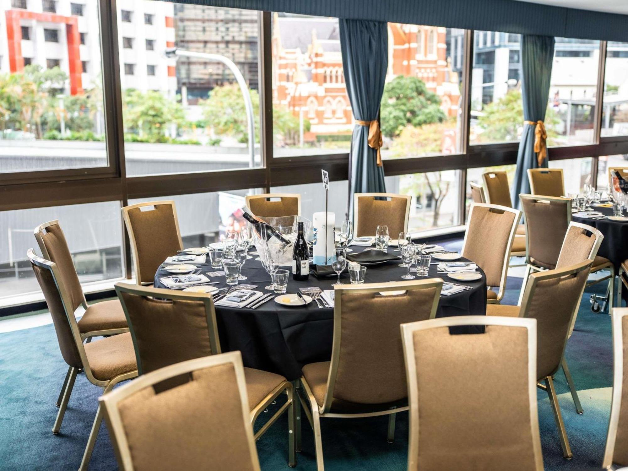 Pullman King George Square Hotel 5*