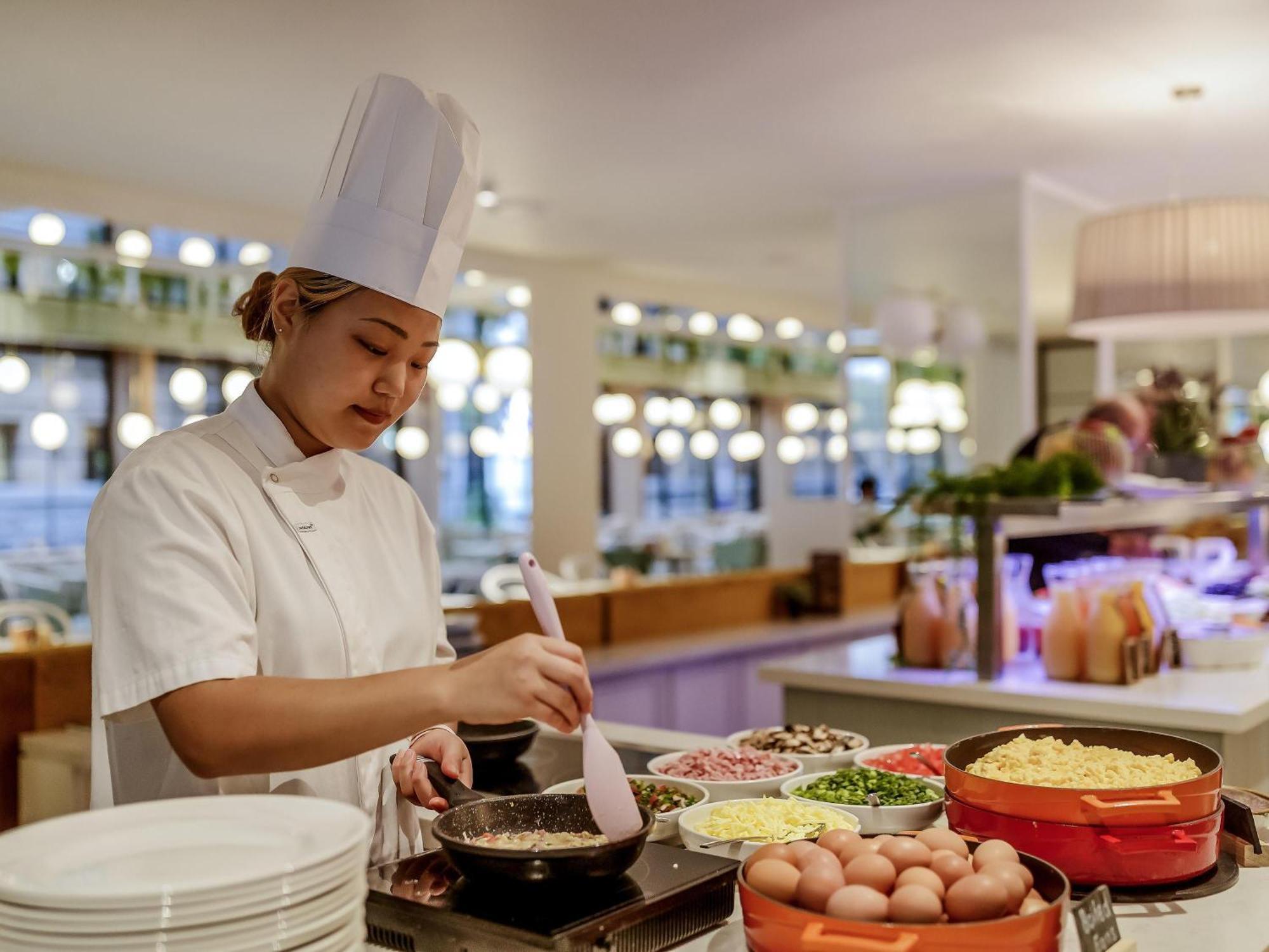 Pullman King George Square Hotel 5*